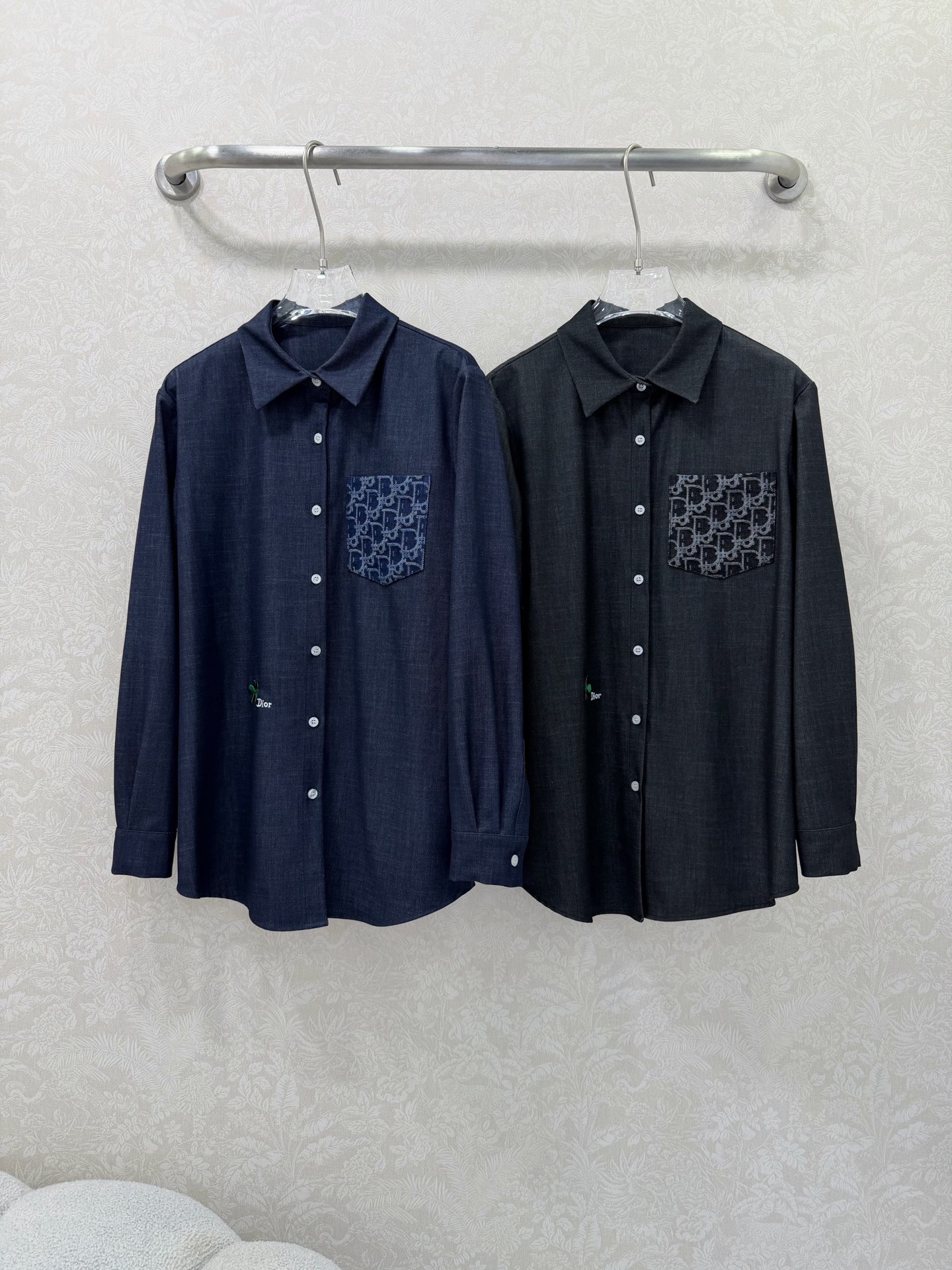 🔥🔥Dio*26新款翻领牛仔棉长袖衬衣 胸前提花牛仔撞色口袋 衣身四叶草🍀刺绣字母logo低调奢华，为设