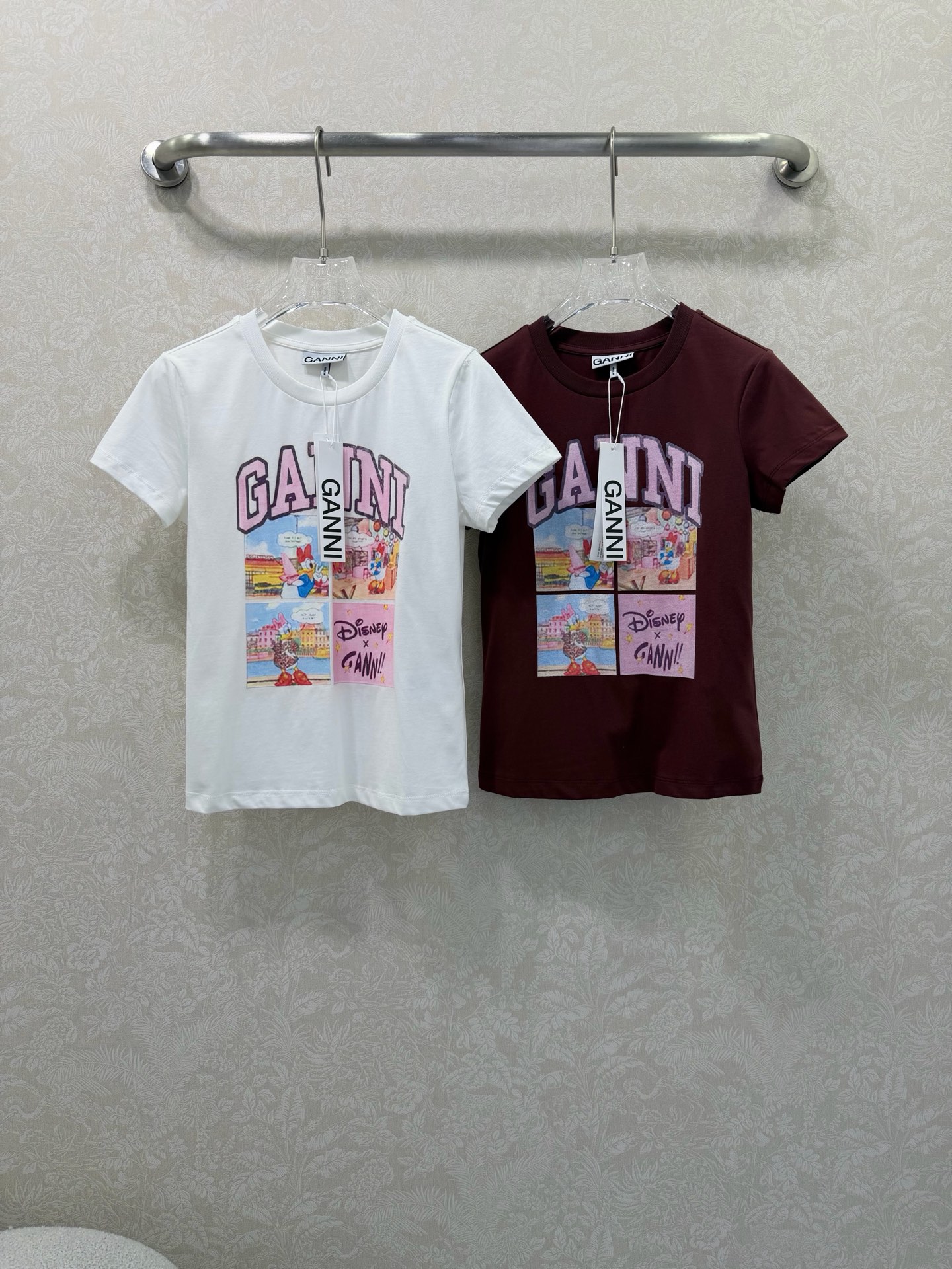 🔥🔥GANN*× Disney 26新款黛丝鸭联名限定T恤 把童话穿进日常 四格黛丝鸭漫画印花经典，粉色