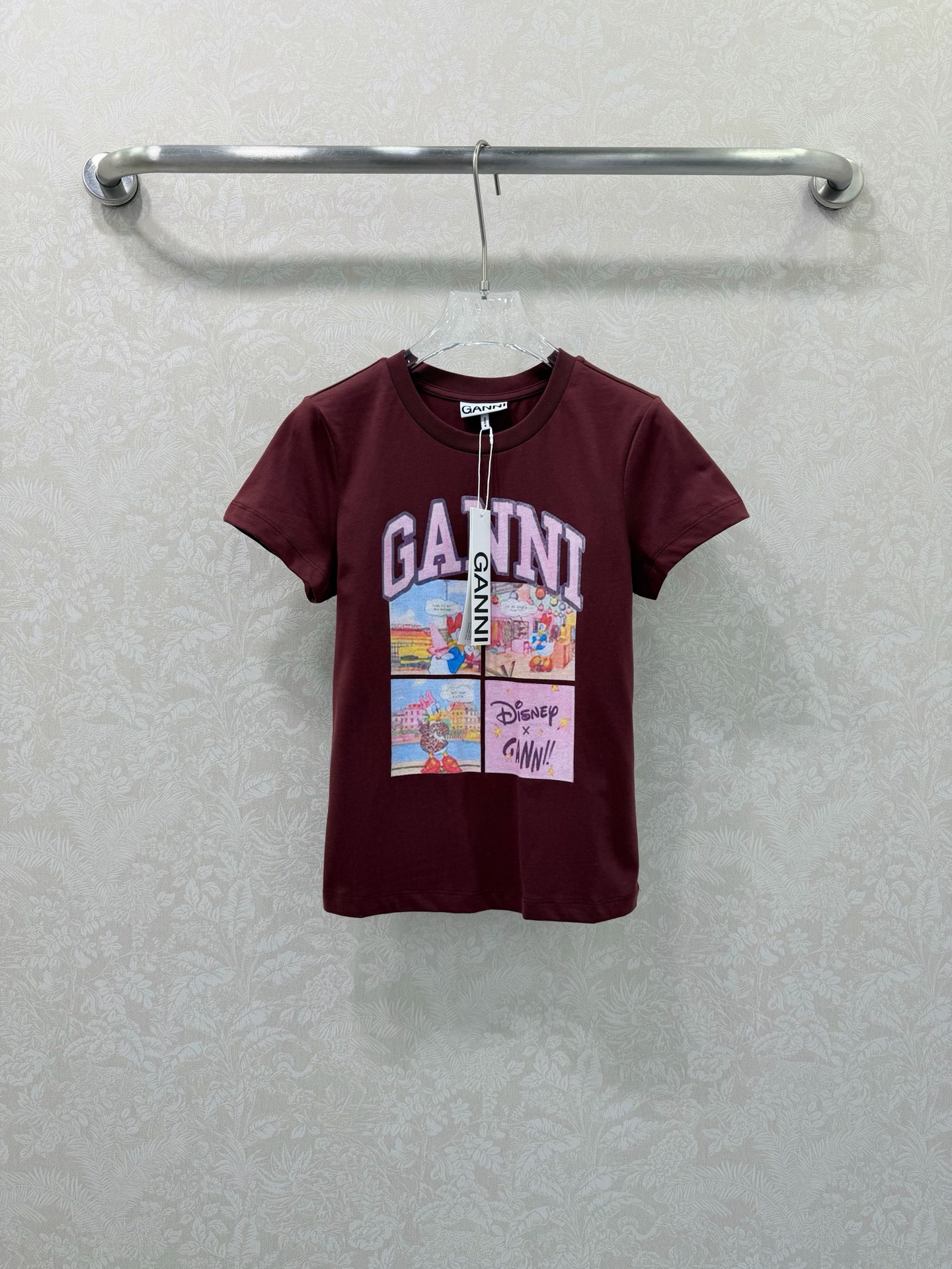 🔥🔥GANN*× Disney 26新款黛丝鸭联名限定T恤 把童话穿进日常 四格黛丝鸭漫画印花经典，粉色