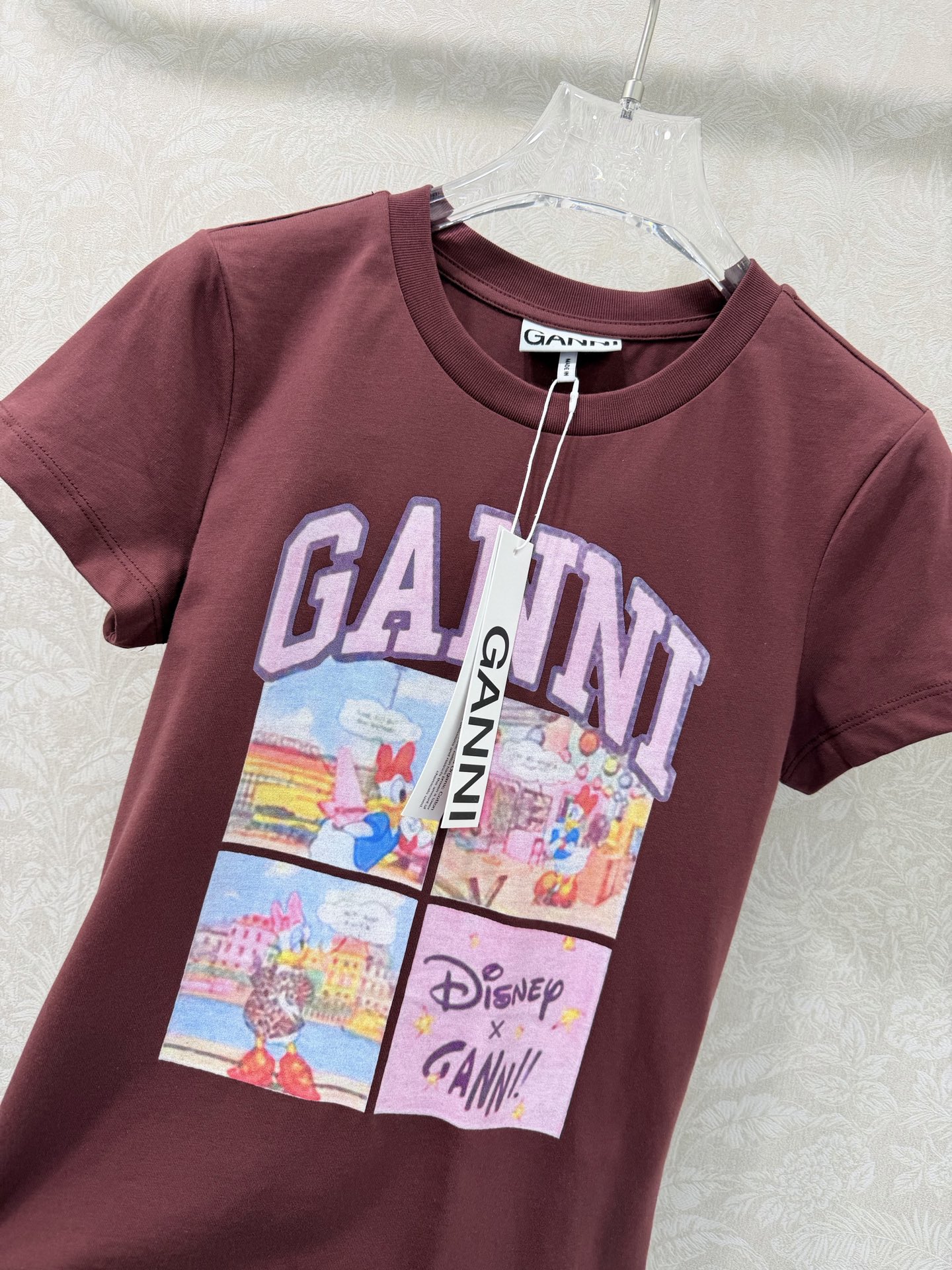 🔥🔥GANN*× Disney 26新款黛丝鸭联名限定T恤 把童话穿进日常 四格黛丝鸭漫画印花经典，粉色