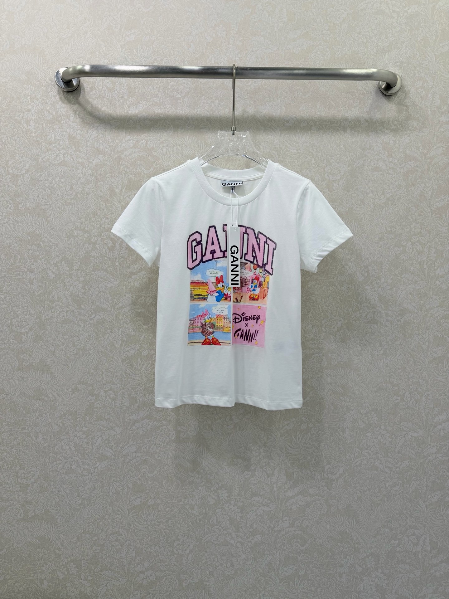 🔥🔥GANN*× Disney 26新款黛丝鸭联名限定T恤 把童话穿进日常 四格黛丝鸭漫画印花经典，粉色