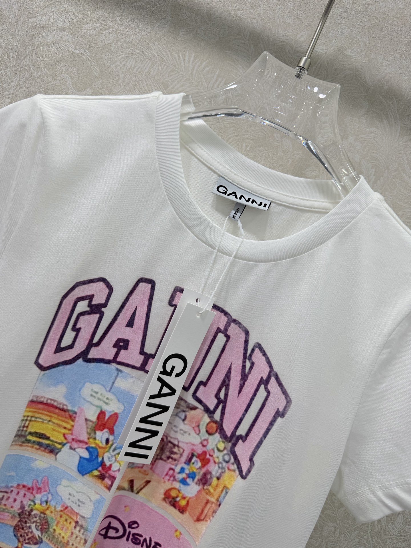 🔥🔥GANN*× Disney 26新款黛丝鸭联名限定T恤 把童话穿进日常 四格黛丝鸭漫画印花经典，粉色