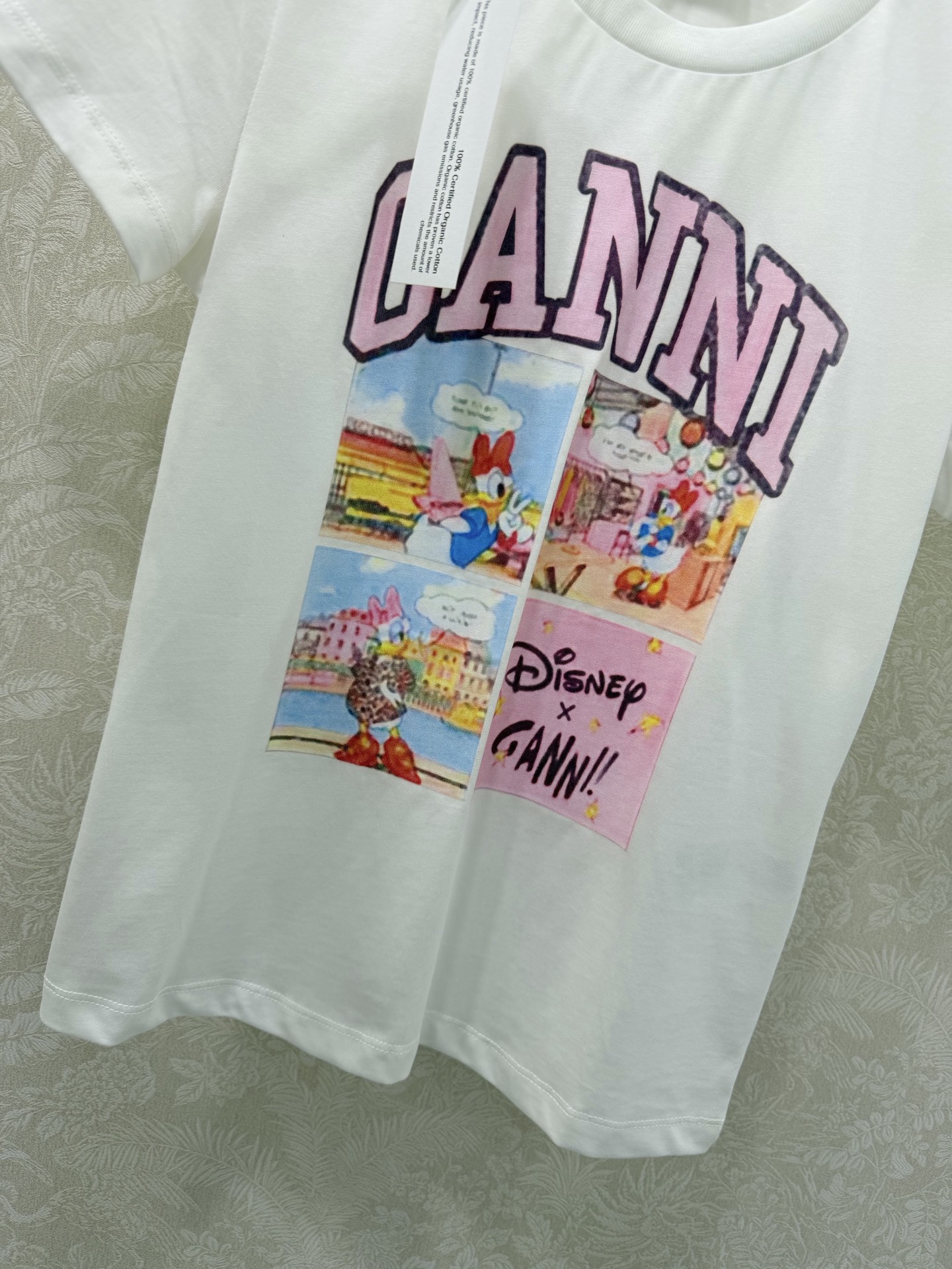 🔥🔥GANN*× Disney 26新款黛丝鸭联名限定T恤 把童话穿进日常 四格黛丝鸭漫画印花经典，粉色