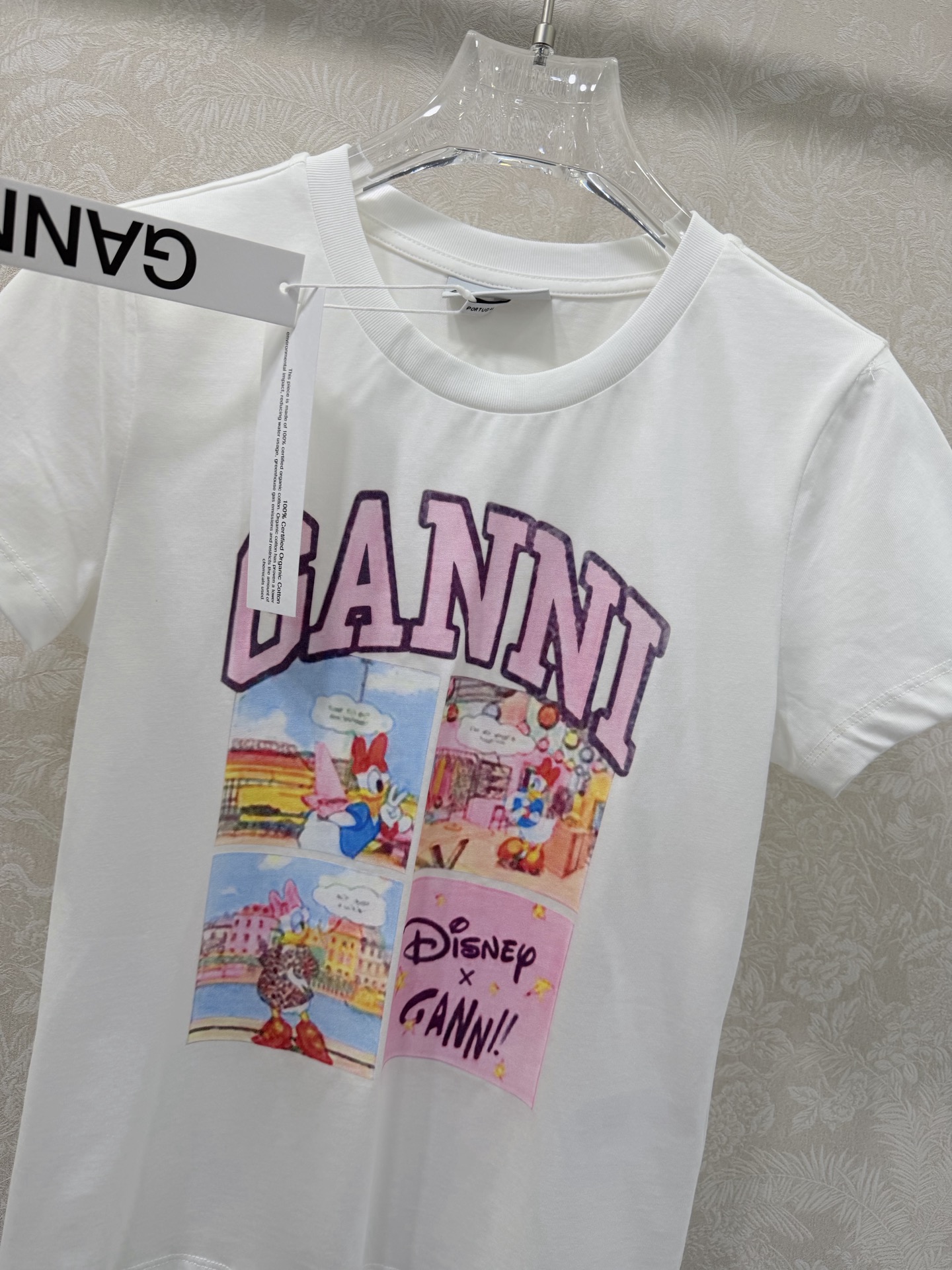 🔥🔥GANN*× Disney 26新款黛丝鸭联名限定T恤 把童话穿进日常 四格黛丝鸭漫画印花经典，粉色