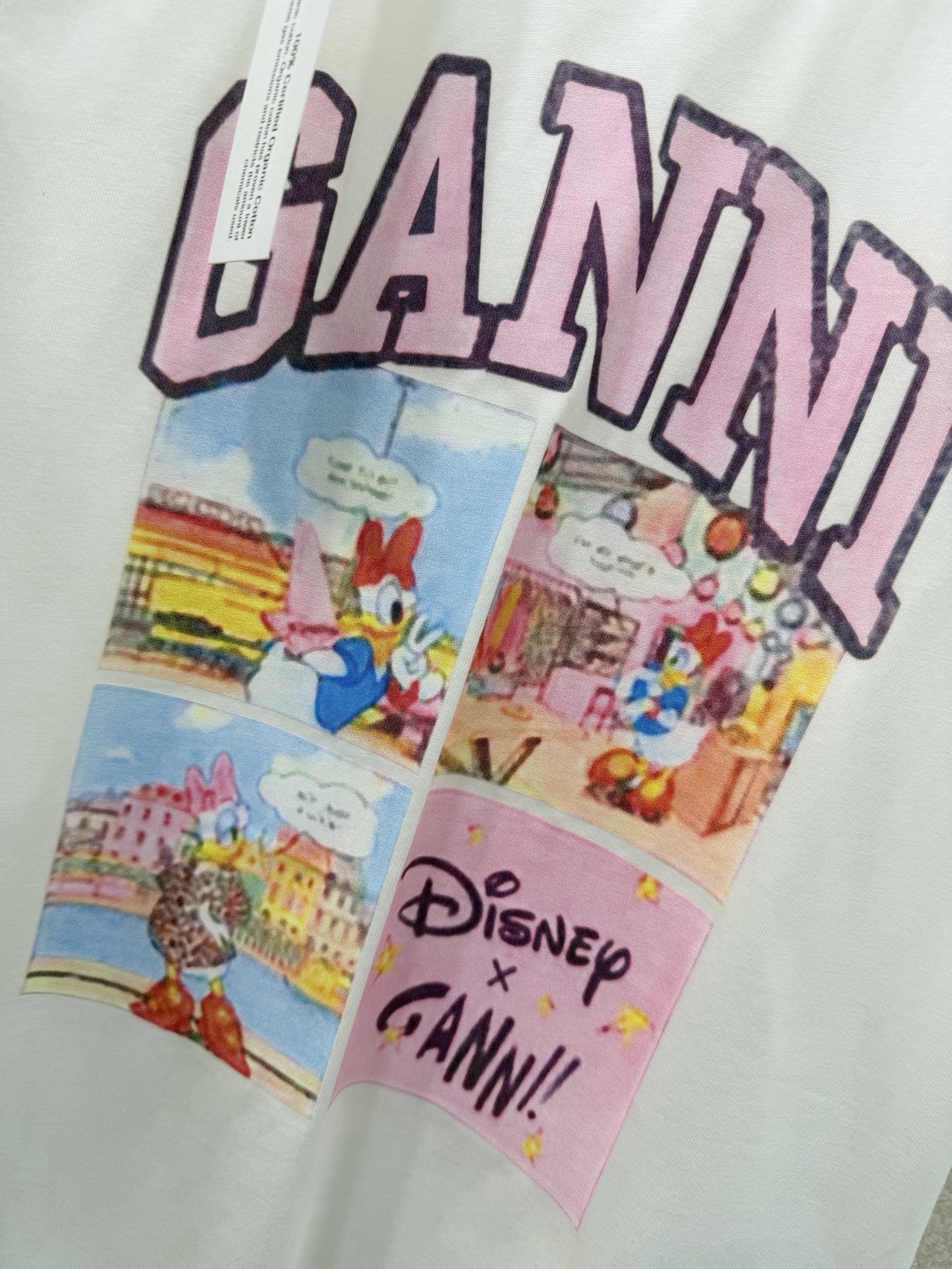 🔥🔥GANN*× Disney 26新款黛丝鸭联名限定T恤 把童话穿进日常 四格黛丝鸭漫画印花经典，粉色