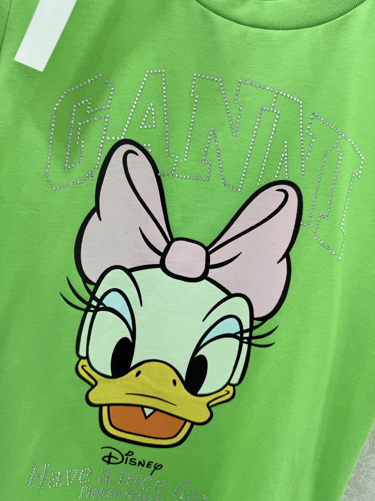 🔥🔥GANN*× Disney 26新款黛丝鸭联名T恤 荧光绿也太显白了吧💚 这件荧光绿真的把元气值拉满