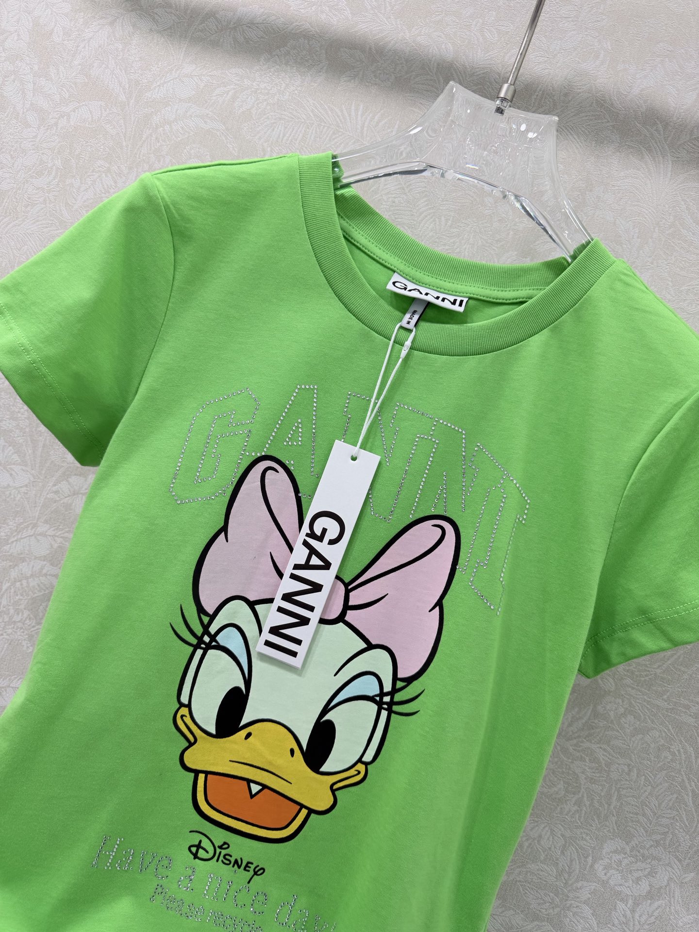 🔥🔥GANN*× Disney 26新款黛丝鸭联名T恤 荧光绿也太显白了吧💚 这件荧光绿真的把元气值拉满