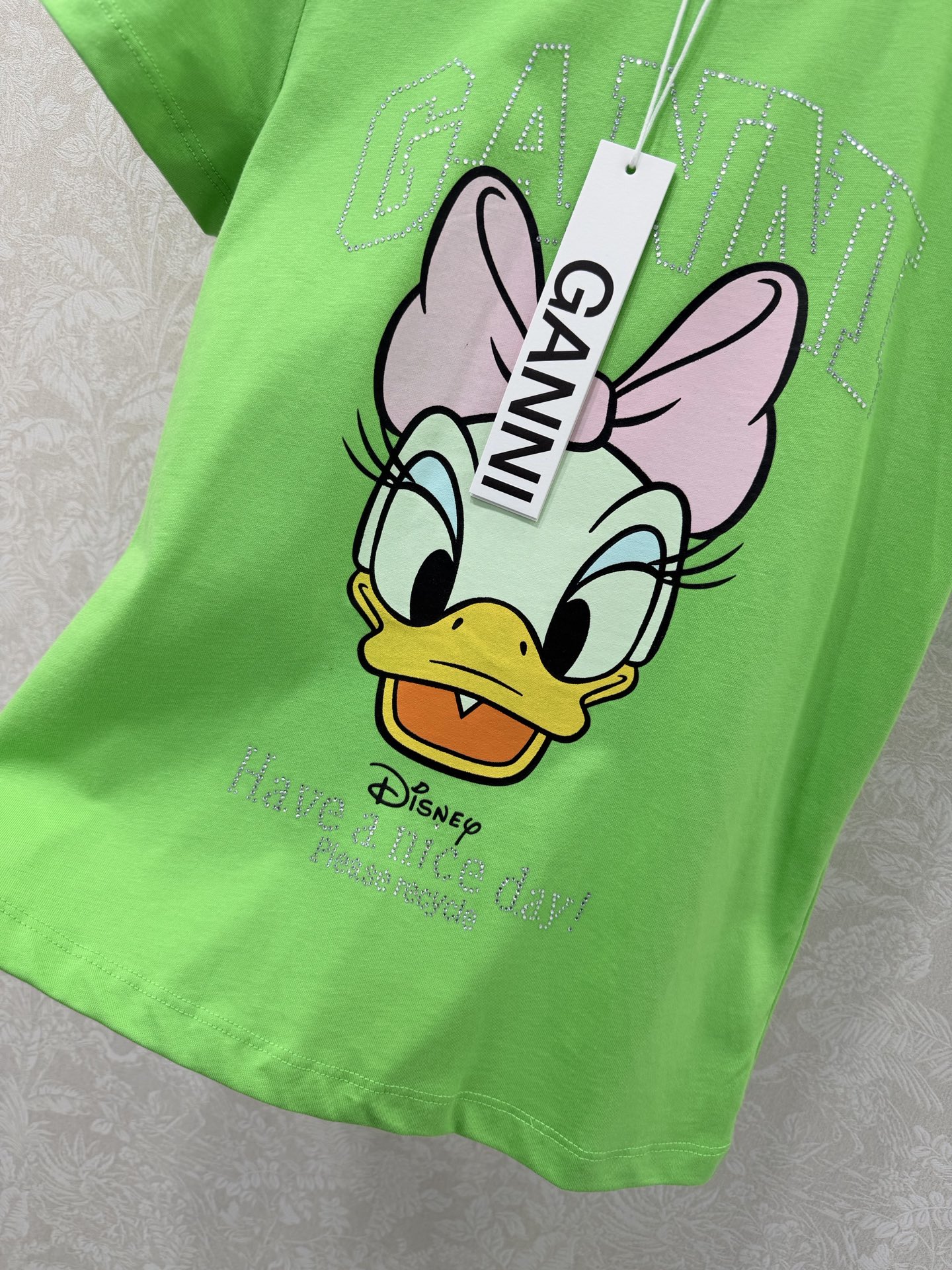 🔥🔥GANN*× Disney 26新款黛丝鸭联名T恤 荧光绿也太显白了吧💚 这件荧光绿真的把元气值拉满