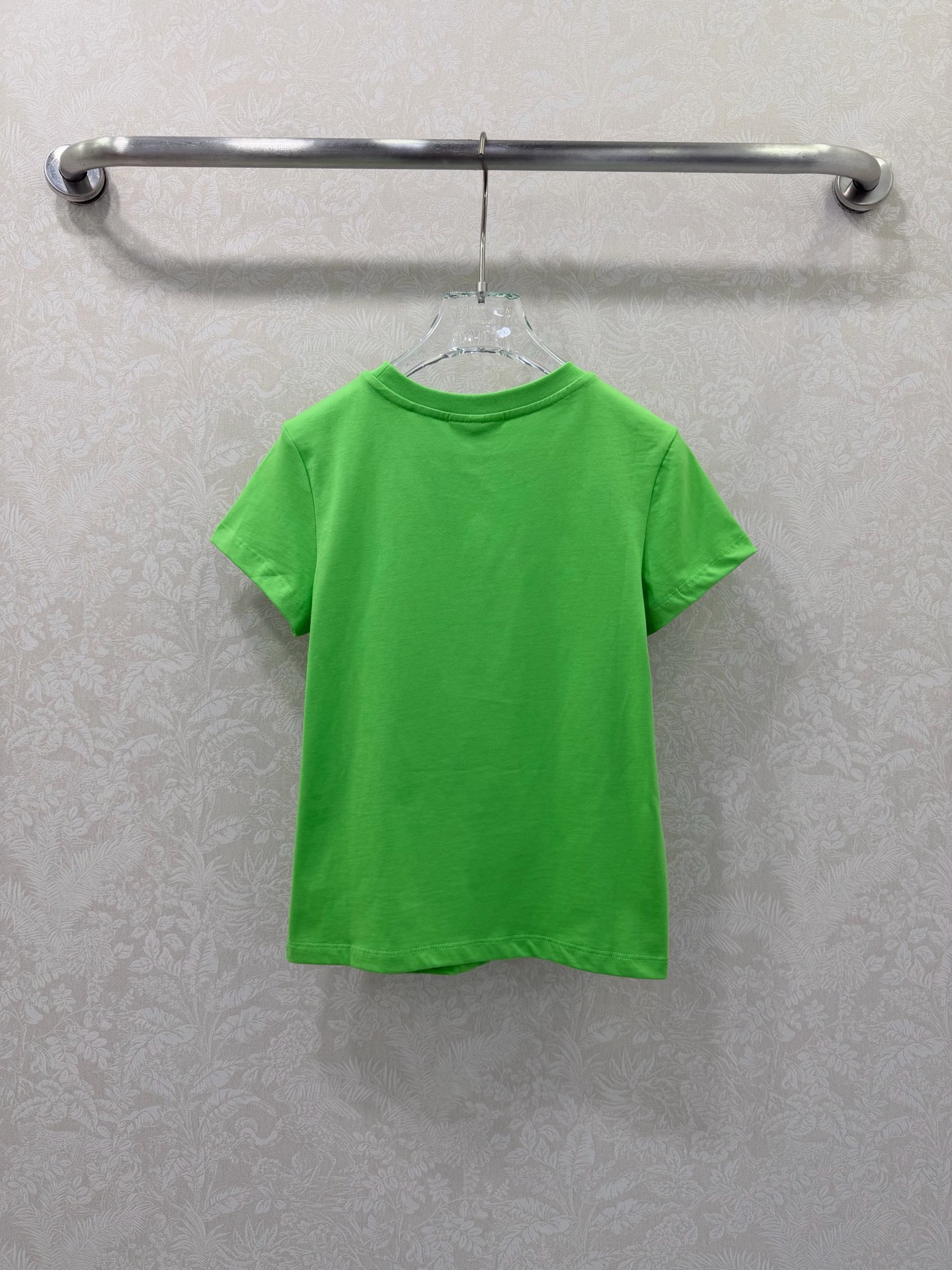 🔥🔥GANN*× Disney 26新款黛丝鸭联名T恤 荧光绿也太显白了吧💚 这件荧光绿真的把元气值拉满