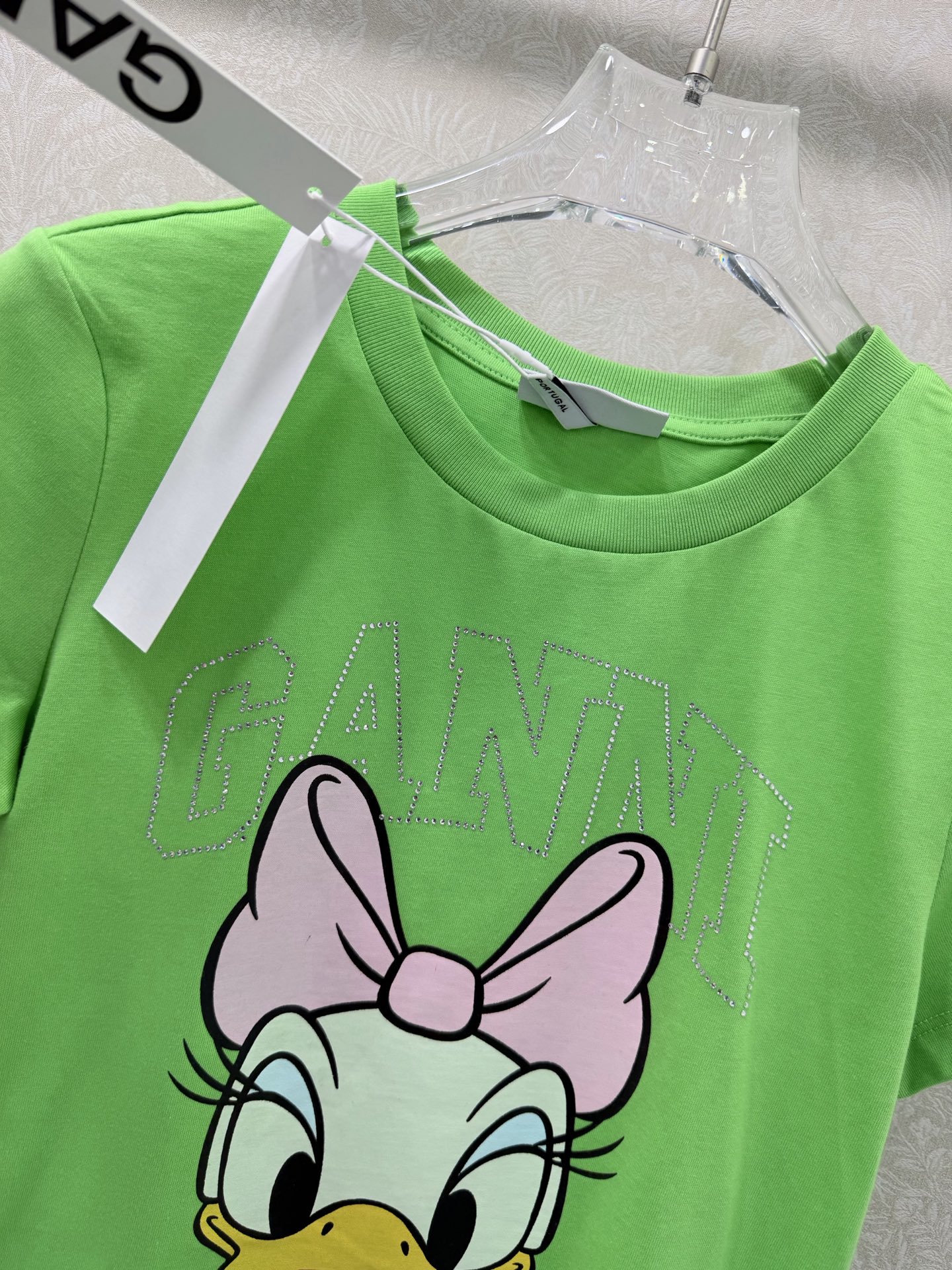 🔥🔥GANN*× Disney 26新款黛丝鸭联名T恤 荧光绿也太显白了吧💚 这件荧光绿真的把元气值拉满