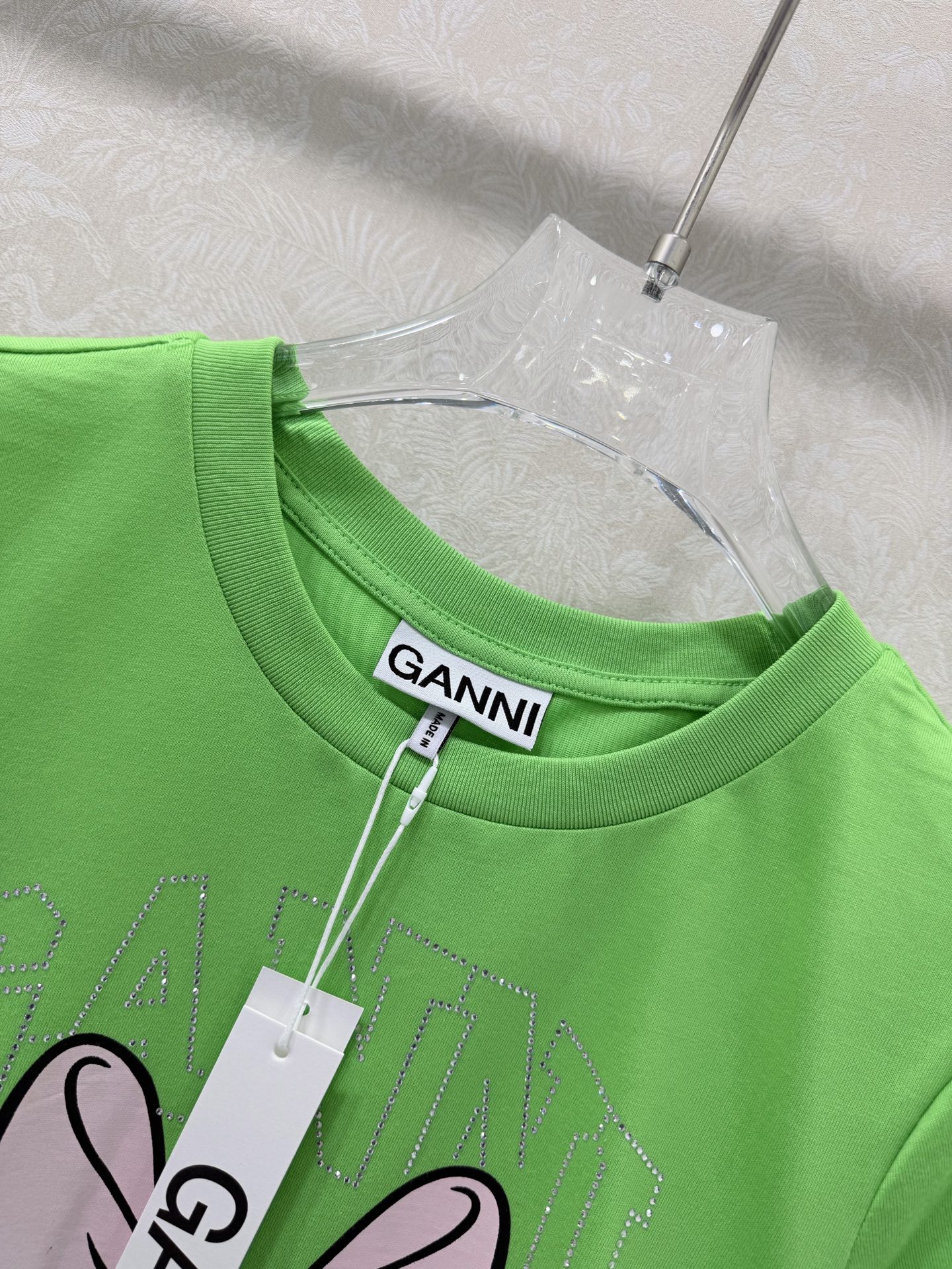 🔥🔥GANN*× Disney 26新款黛丝鸭联名T恤 荧光绿也太显白了吧💚 这件荧光绿真的把元气值拉满