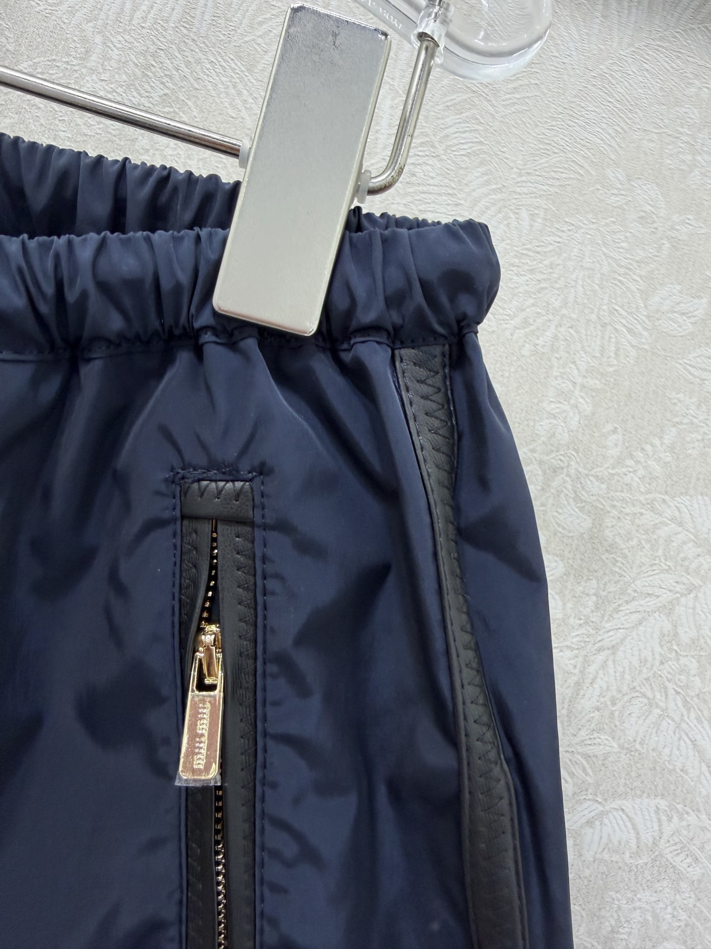 🔥🔥MIUMI*26新款薄款尼龙字母防晒休闲短裤 一系列同步上新 外套➕短裤➕半裙~ 原版定制面料轻盈舒