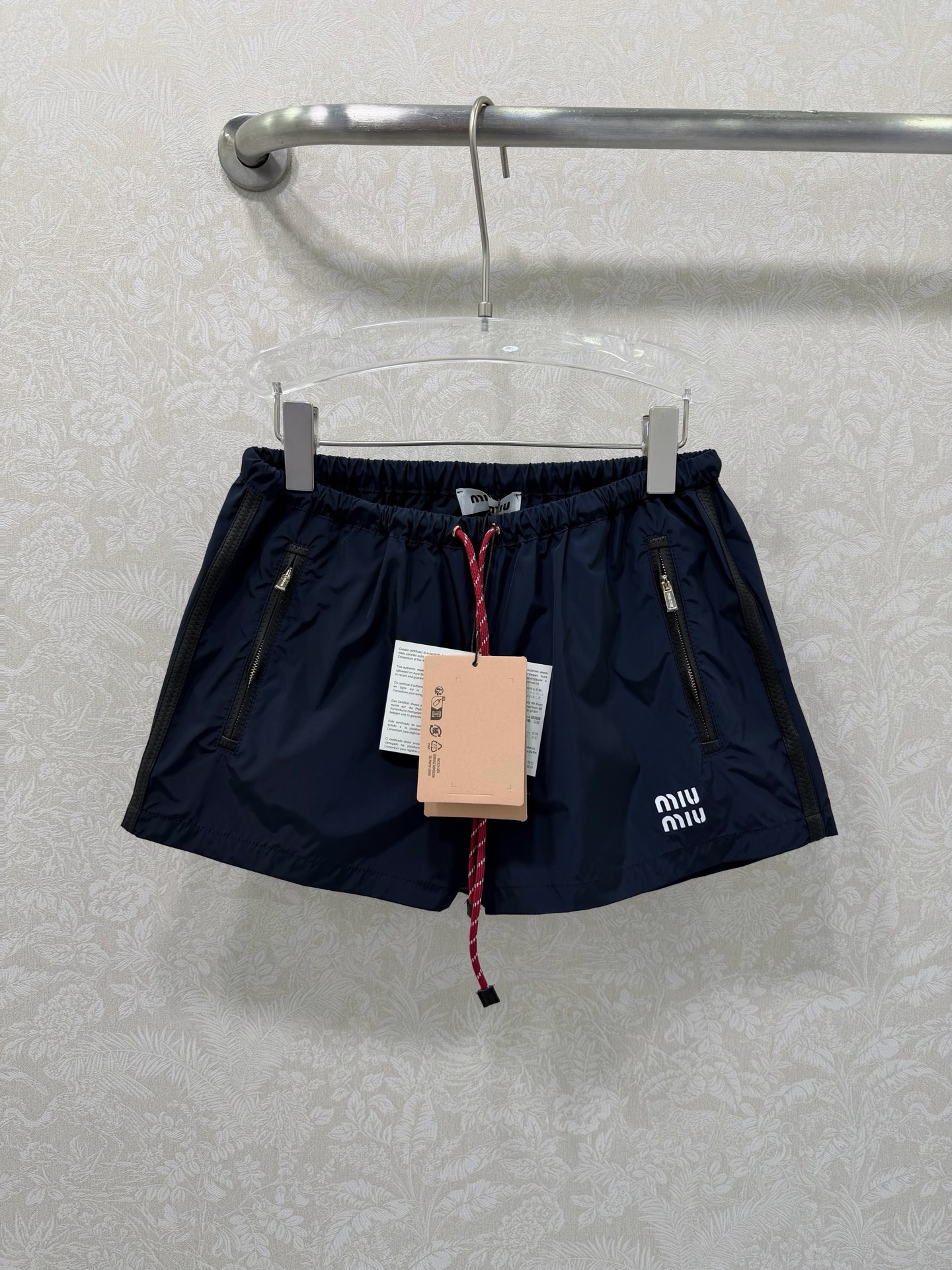 NO:721434,MIUMI*26 new thin nylon lettered sun protection casual shorts, a series of new jackets, shorts and skirts~ The original customized fabric is light, comfortable, breathable and has a great texture. The classic hooded and versatile version has an age-reducing girlish style. It is fashionable and handsome with leather-colored webbing, which is sweet and salty!  It’s versatile and doesn’t pick anyone, so don’t miss it if you have a beautiful upper body!  Summer wear is casual and lazy, the retro color design is simple and unique, and it is very wearable!  Super hot style. It goes well with the same long skirt. It has a girlish look full of vitality. It can be sweet or salty. It is a complete set of fashionable and age-reducing shorts. 3 colors and 3 sizes SML, Miumiu-clothing, miumiu, skirts, shorts, jackets & coats, hats,19860909MIUMI*26新款薄款尼龙字母防晒休闲短裤 一系列同步上新 外套短裤半裙~ 原版定制面料轻盈舒适透气质感超赞 经典连帽百搭版型减龄少女风 搭配皮色织带时髦帅气可甜可盐！百搭不挑人上身美的不要不要的！夏日穿搭随性慵懒感 复古配色设计风格简约独特 实穿性很好！超级爆款 搭配同款长款半裙都ok 元气满满的少女感 可甜可盐 成套出街洋气减龄 短裤 3色3码SML,缪缪-服装,miumiu,skirts,shorts,jackets & coats,hats,,Women's clothing