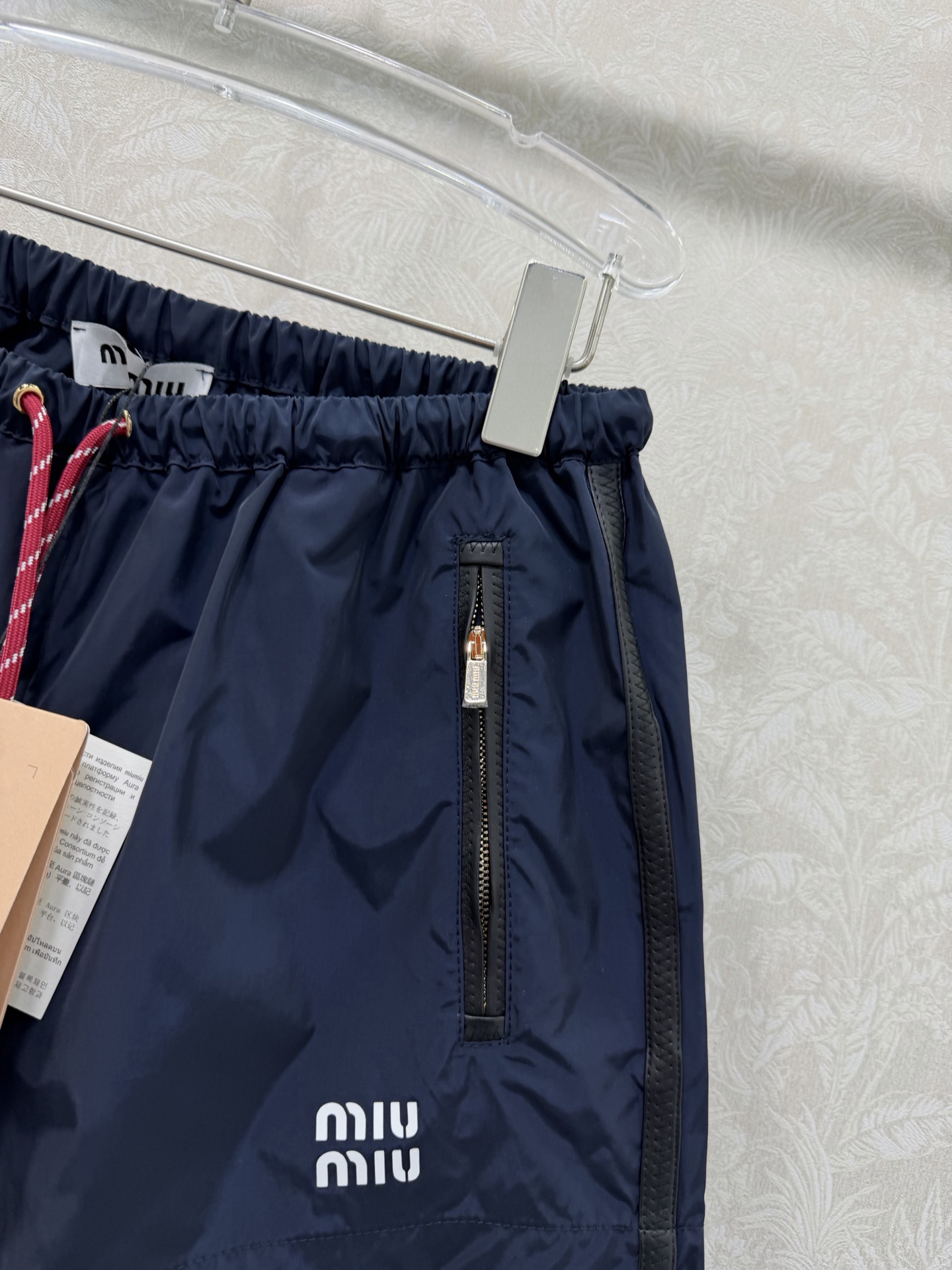 🔥🔥MIUMI*26新款薄款尼龙字母防晒休闲短裤 一系列同步上新 外套➕短裤➕半裙~ 原版定制面料轻盈舒