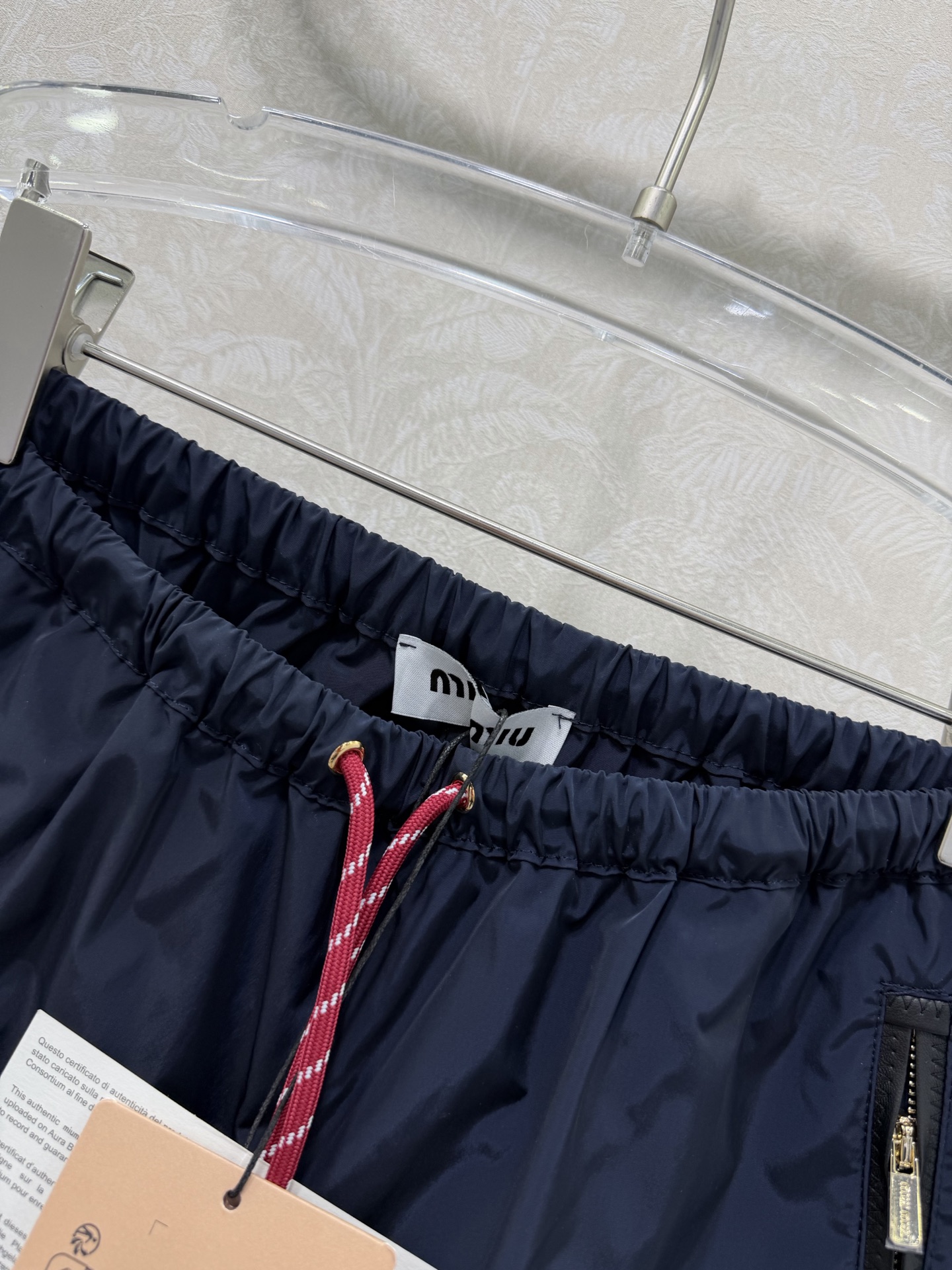 🔥🔥MIUMI*26新款薄款尼龙字母防晒休闲短裤 一系列同步上新 外套➕短裤➕半裙~ 原版定制面料轻盈舒