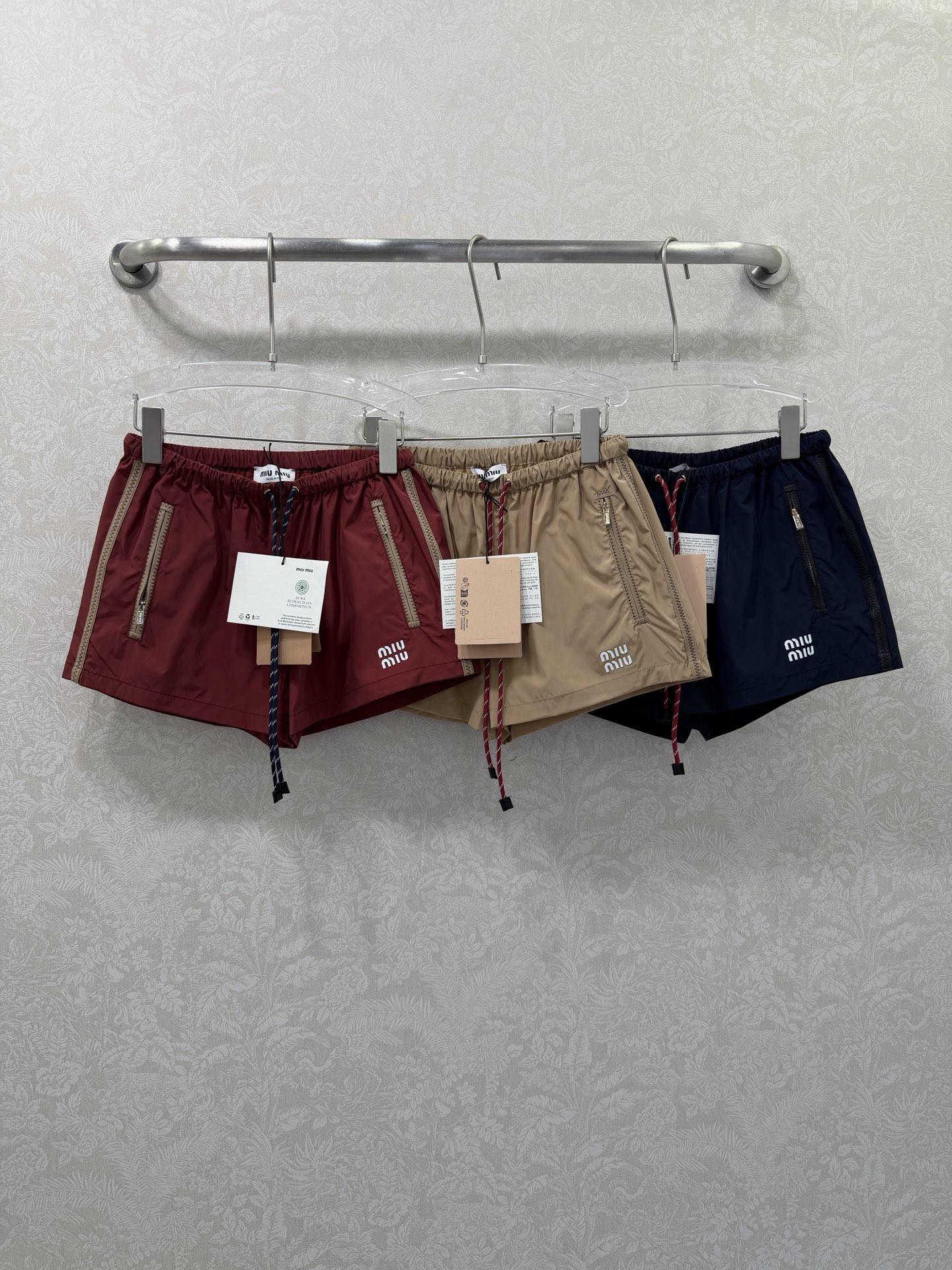 🔥🔥MIUMI*26新款薄款尼龙字母防晒休闲短裤 一系列同步上新 外套➕短裤➕半裙~ 原版定制面料轻盈舒