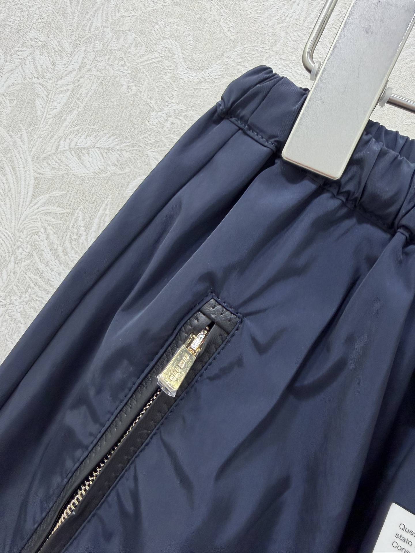 🔥🔥MIUMI*26新款薄款尼龙字母防晒休闲伞状半裙 一系列同步上新 外套➕短裤➕半裙~ 原版定制面料轻