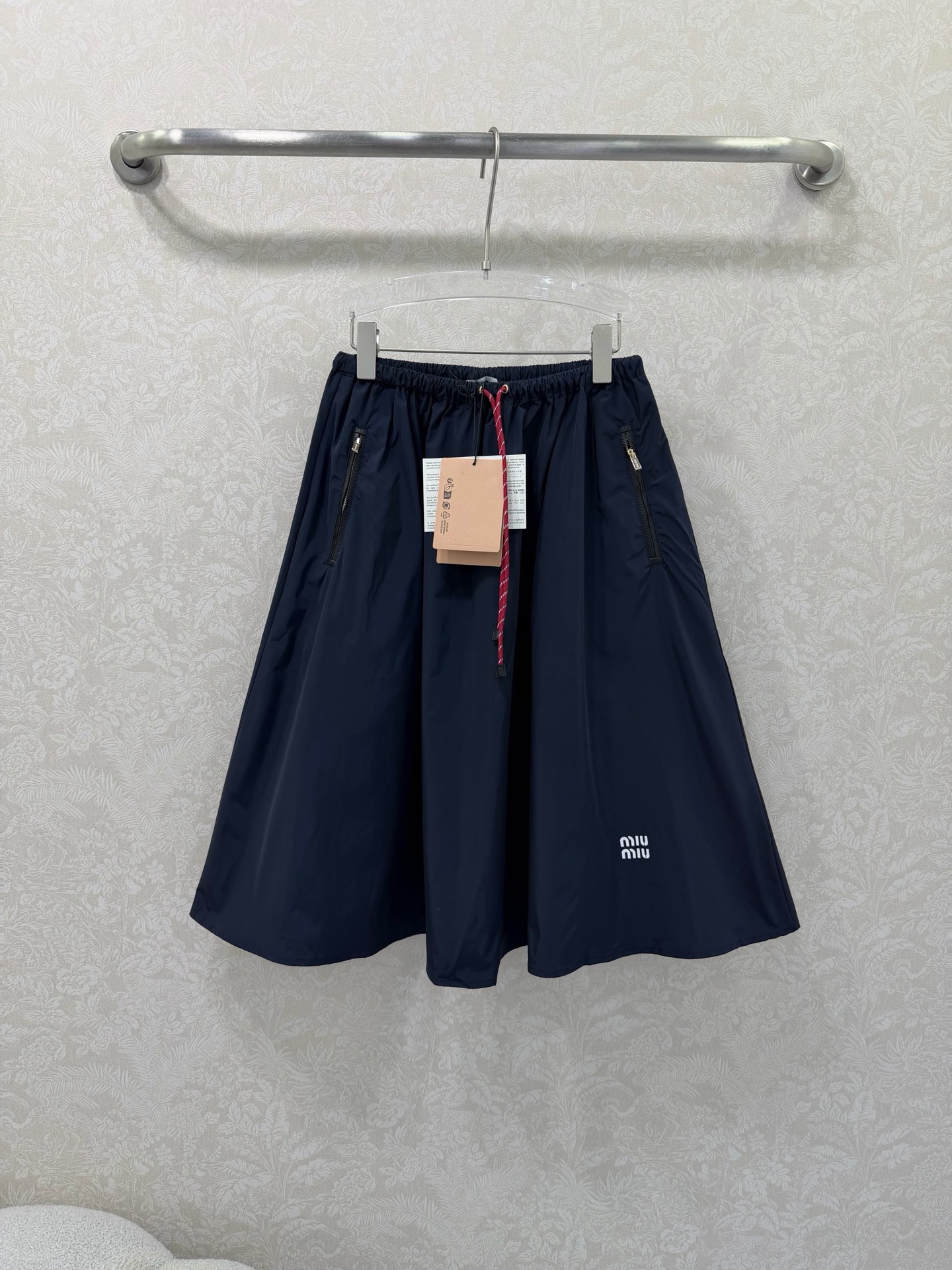 NO:721437,MIUMI*26 new thin nylon lettered sun protection casual umbrella skirt, a series of new jackets, shorts and skirts~ The original customized fabric is light, comfortable, breathable and has a great texture. The classic hooded and versatile version has an age-reducing girlish style. It is fashionable and handsome with leather-colored webbing, which is sweet and salty!  It’s versatile and doesn’t pick anyone, so don’t miss it if you have a beautiful upper body!  Summer wear is casual and lazy, the retro color design is simple and unique, and it is very wearable!  Super popular style. It goes well with the same long skirt. It is full of girlish feeling. It can be sweet or salty. It can be worn in a complete set to reduce age. Skirt 3 colors and 3 sizes SML, Miumiu-clothing, miumiu, skirts, shorts, jackets & coats, hats,19860909MIUMI*26新款薄款尼龙字母防晒休闲伞状半裙 一系列同步上新 外套短裤半裙~ 原版定制面料轻盈舒适透气质感超赞 经典连帽百搭版型减龄少女风 搭配皮色织带时髦帅气可甜可盐！百搭不挑人上身美的不要不要的！夏日穿搭随性慵懒感 复古配色设计风格简约独特 实穿性很好！超级爆款 搭配同款长款半裙都ok 元气满满的少女感 可甜可盐 成套出街洋气减龄 半裙 3色3码SML,缪缪-服装,miumiu,skirts,shorts,jackets & coats,hats,,Women's clothing