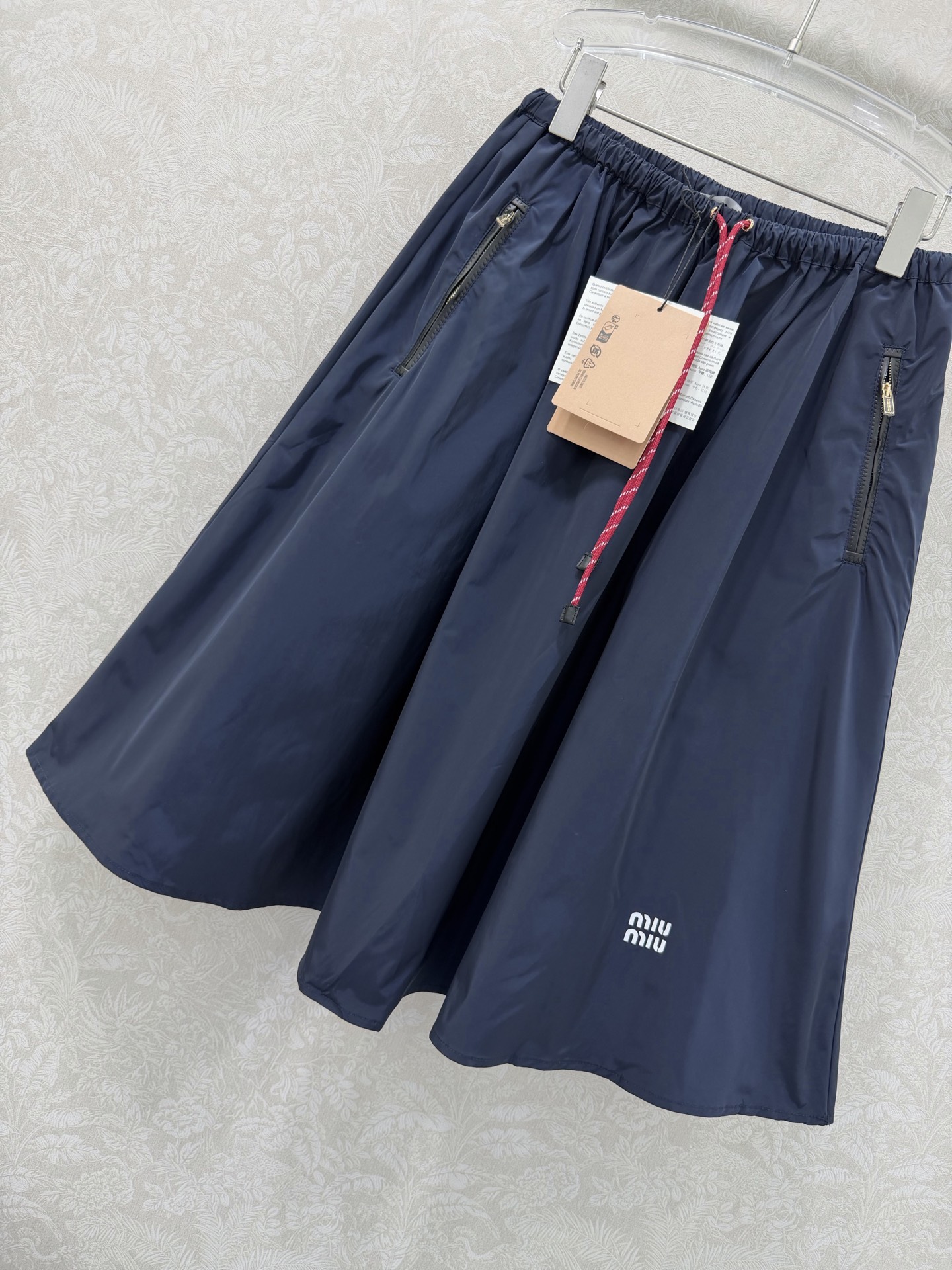 🔥🔥MIUMI*26新款薄款尼龙字母防晒休闲伞状半裙 一系列同步上新 外套➕短裤➕半裙~ 原版定制面料轻