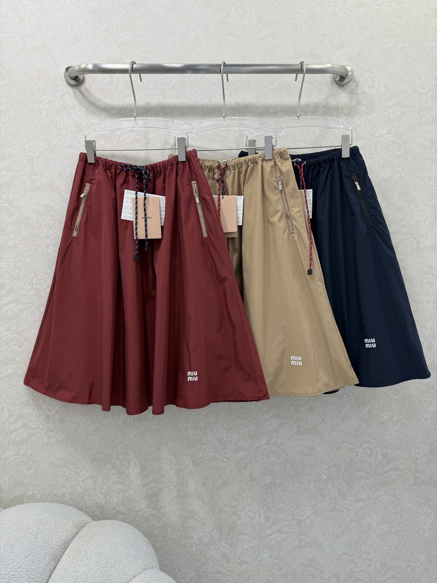 🔥🔥MIUMI*26新款薄款尼龙字母防晒休闲伞状半裙 一系列同步上新 外套➕短裤➕半裙~ 原版定制面料轻