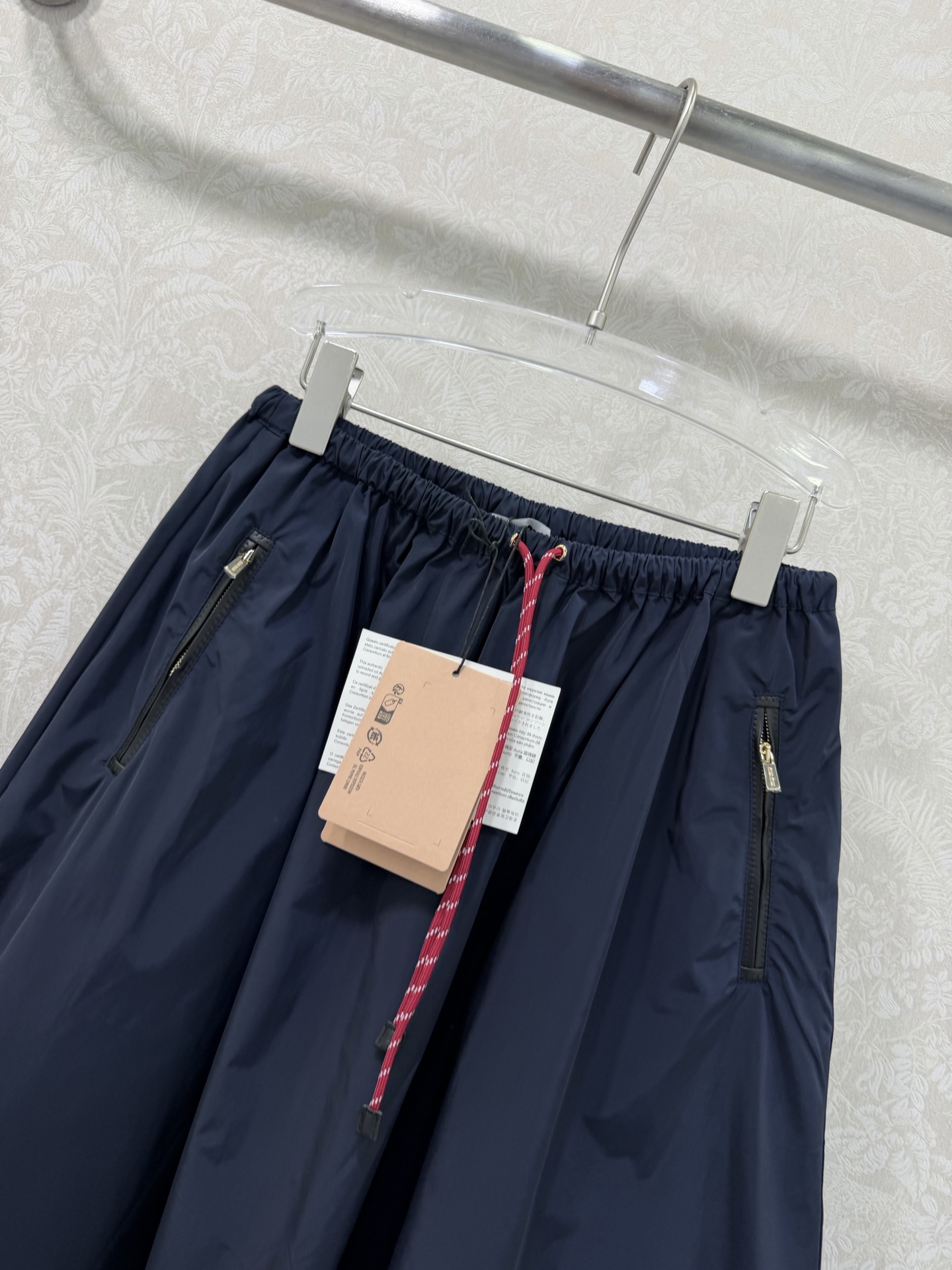 🔥🔥MIUMI*26新款薄款尼龙字母防晒休闲伞状半裙 一系列同步上新 外套➕短裤➕半裙~ 原版定制面料轻