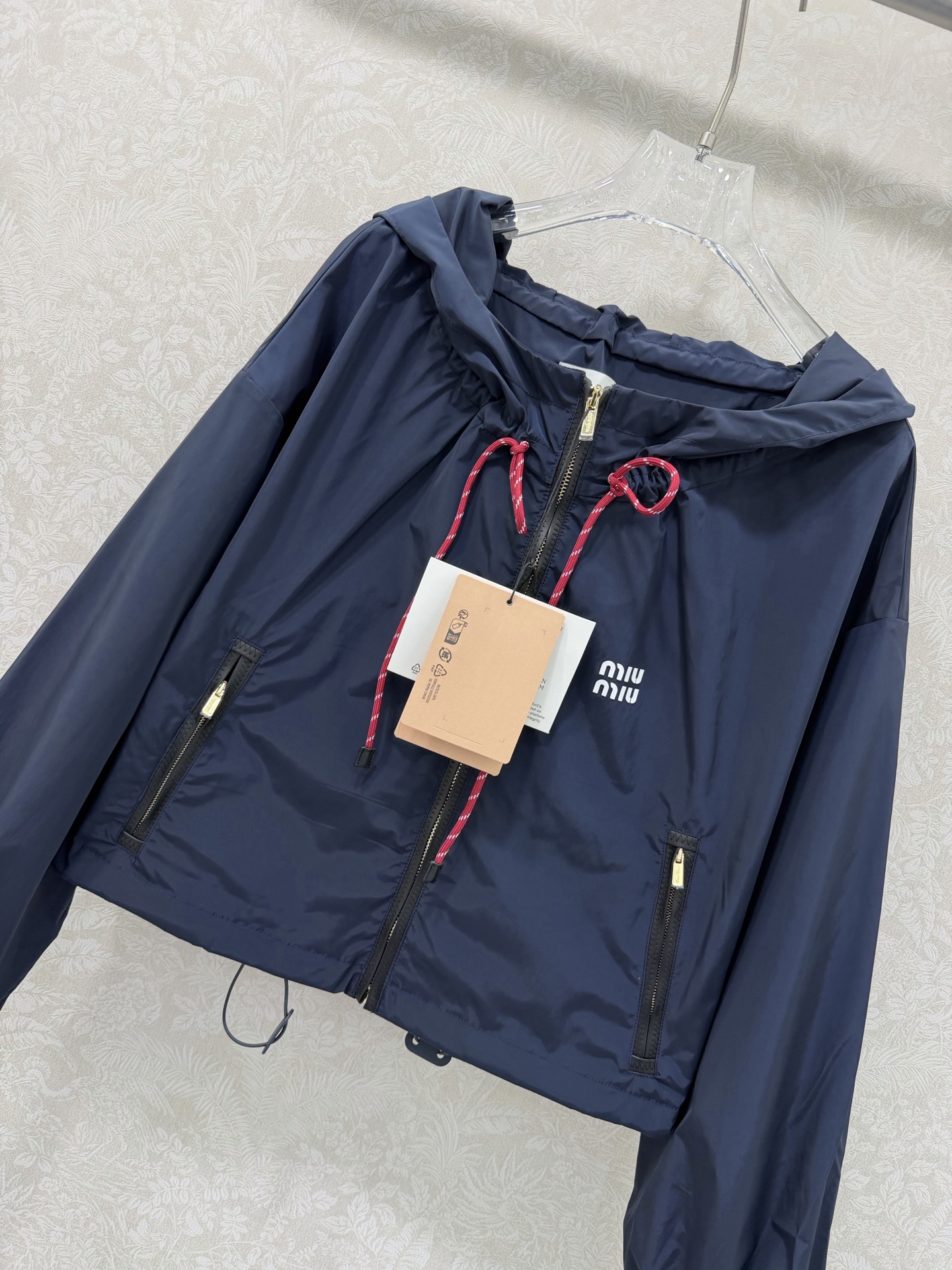 🔥🔥MIUMI*26新款薄款尼龙字母防晒休闲连帽外套 一系列同步上新 外套➕短裤➕半裙~ 原版定制面料轻