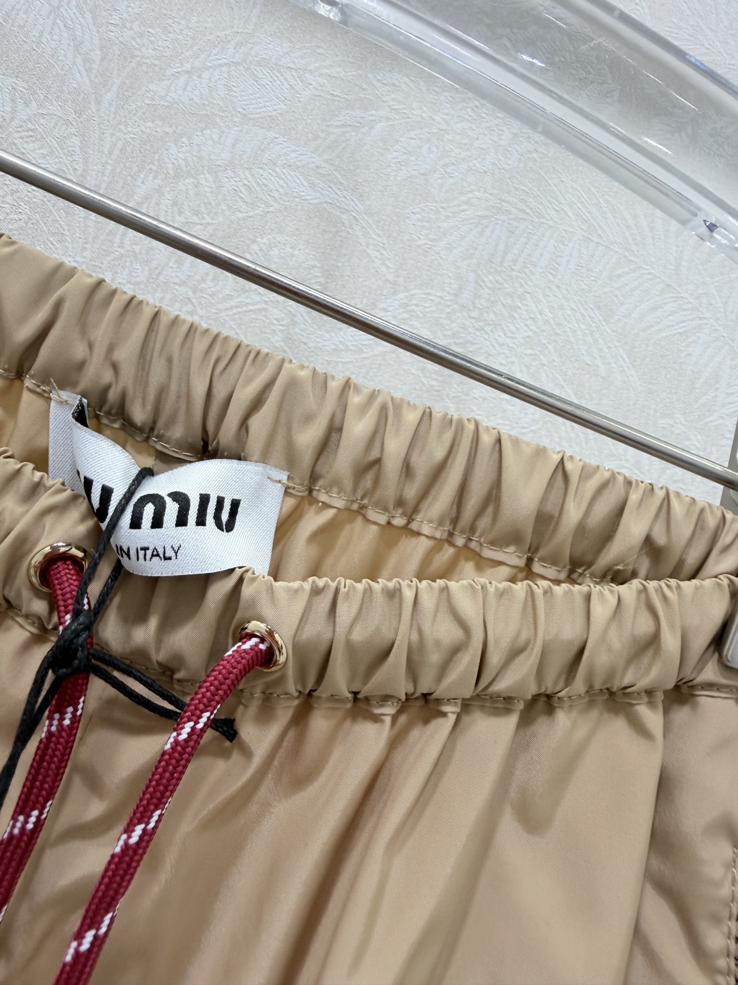 🔥🔥MIUMI*26新款薄款尼龙字母防晒休闲短裤 一系列同步上新 外套➕短裤➕半裙~ 原版定制面料轻盈舒