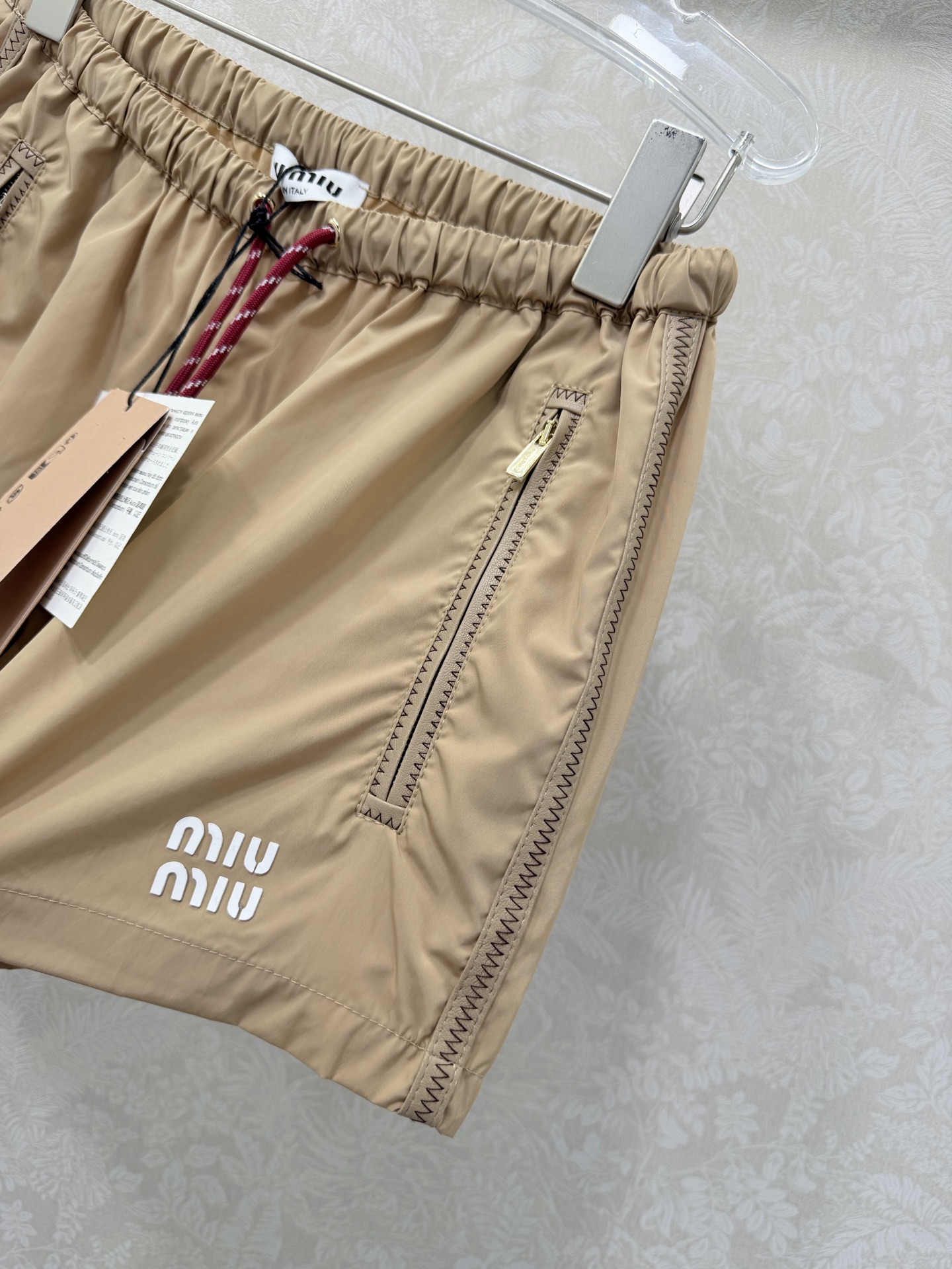 🔥🔥MIUMI*26新款薄款尼龙字母防晒休闲短裤 一系列同步上新 外套➕短裤➕半裙~ 原版定制面料轻盈舒