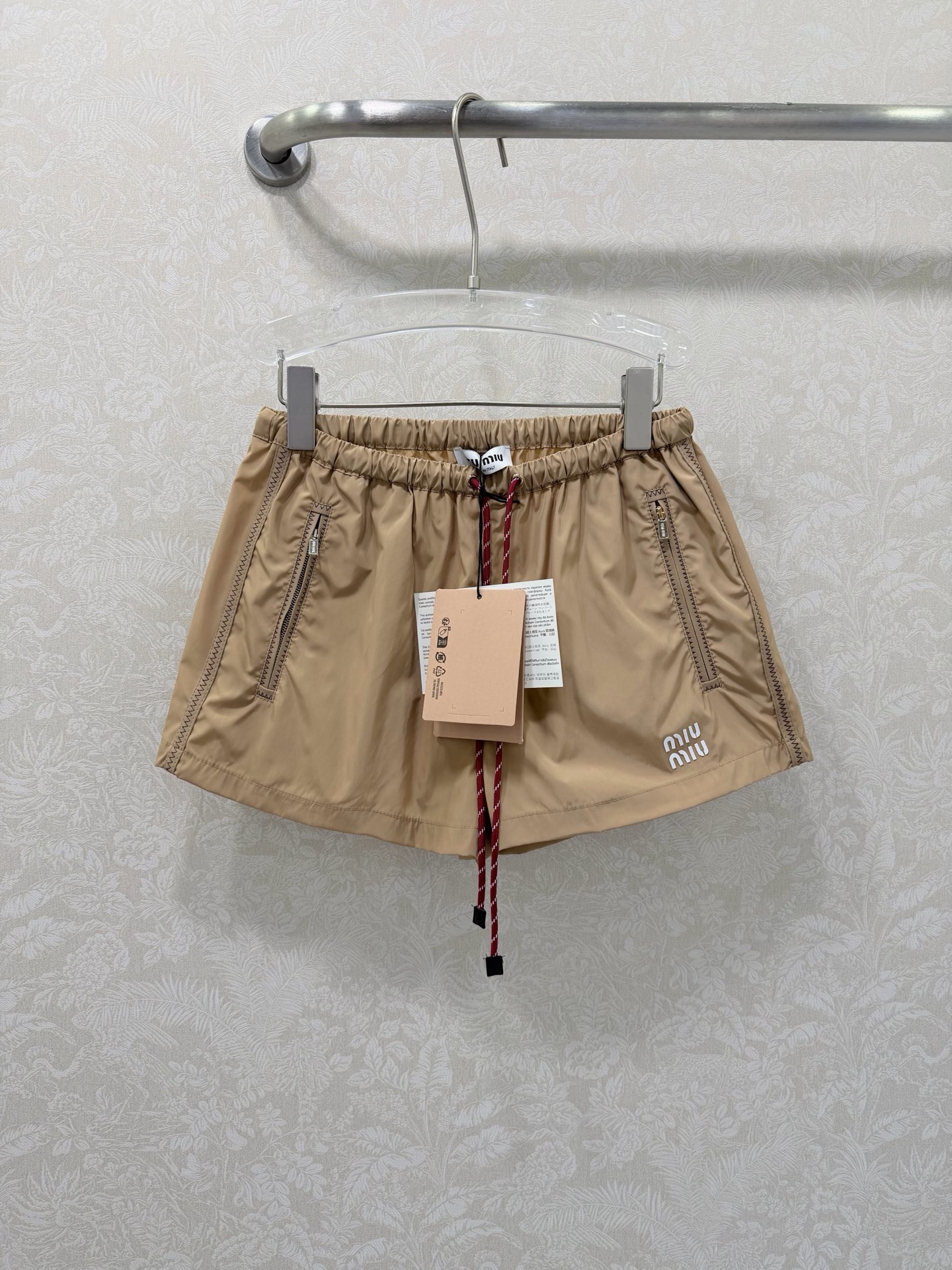 NO:721417,The highest version on the market, the girl inspects the goods, trims the three marks on the threads, and delivers the goods. You can post pictures and take videos. If you want quality and service, please add me on WeChat. We will not accept urgent orders. MIUMI*26 new thin nylon lettered sun protection casual shorts. A series of new coats, shorts and skirts~ The original custom-made fabrics are light, comfortable, breathable and have a great texture. The classic hooded and versatile version has an age-reducing girlish style. It is fashionable and handsome with leather-colored webbing, which is sweet and salty!  It’s versatile and doesn’t pick anyone, so don’t miss it if you have a beautiful upper body!  Summer wear is casual and lazy, the retro color design is simple and unique, and it is very wearable!  Super hot style. It goes well with the same long skirt. It has a girlish look full of vitality. It can be sweet or salty. It is a complete set of fashionable and age-reducing shorts. 3 colors and 3 sizes SML, Miumiu-clothing, miumiu, skirts, shorts, jackets & coats, hats,19860909市面最高版本小妹验货、修剪线头上三标、发货可发图及拍视频,要品质要服务的加我微信,不接急单. MIUMI*26新款薄款尼龙字母防晒休闲短裤 一系列同步上新 外套短裤半裙~ 原版定制面料轻盈舒适透气质感超赞 经典连帽百搭版型减龄少女风 搭配皮色织带时髦帅气可甜可盐！百搭不挑人上身美的不要不要的！夏日穿搭随性慵懒感 复古配色设计风格简约独特 实穿性很好！超级爆款 搭配同款长款半裙都ok 元气满满的少女感 可甜可盐 成套出街洋气减龄 短裤 3色3码SML,缪缪-服装,miumiu,skirts,shorts,jackets & coats,hats,,Women's clothing