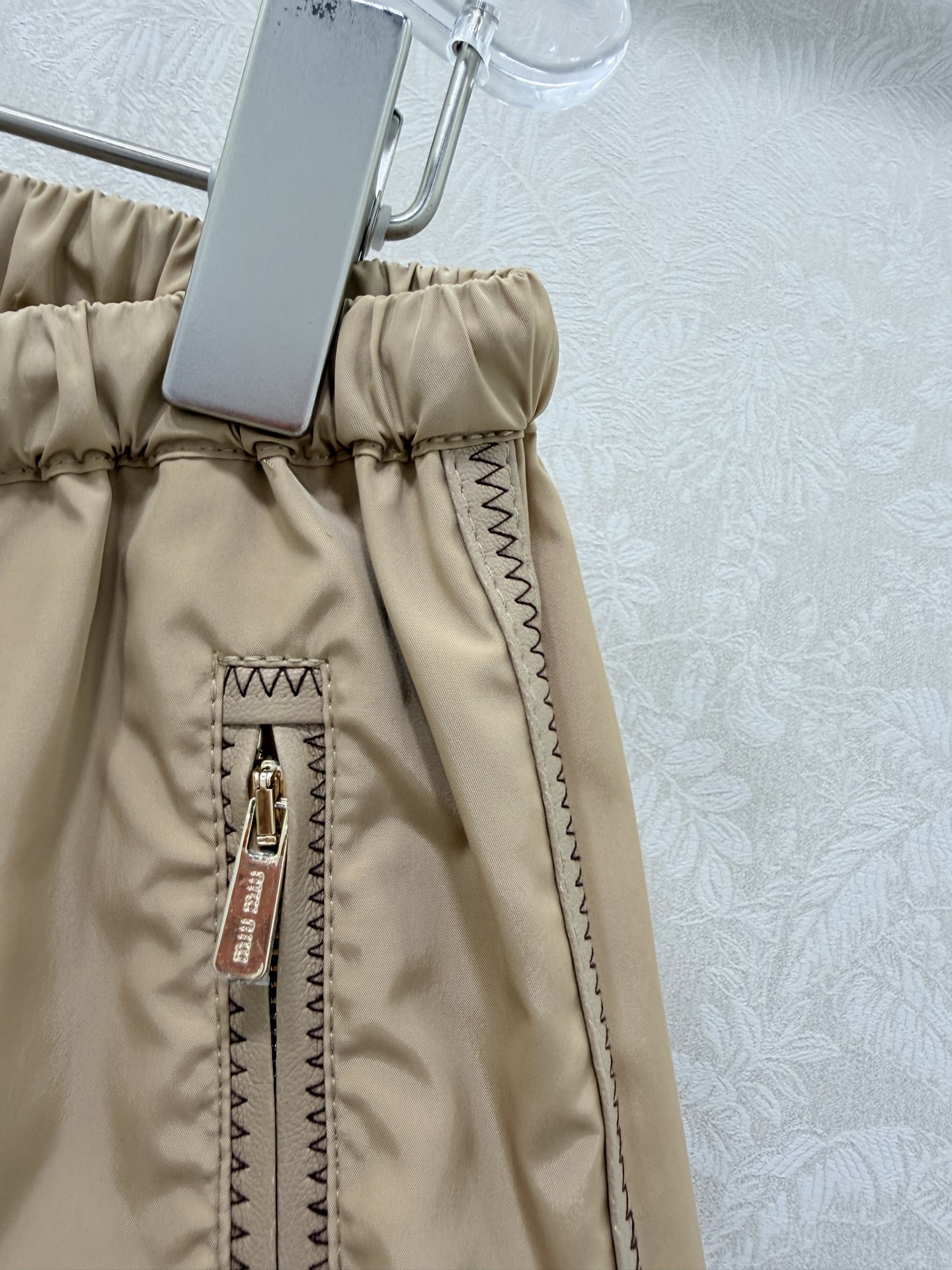 🔥🔥MIUMI*26新款薄款尼龙字母防晒休闲短裤 一系列同步上新 外套➕短裤➕半裙~ 原版定制面料轻盈舒