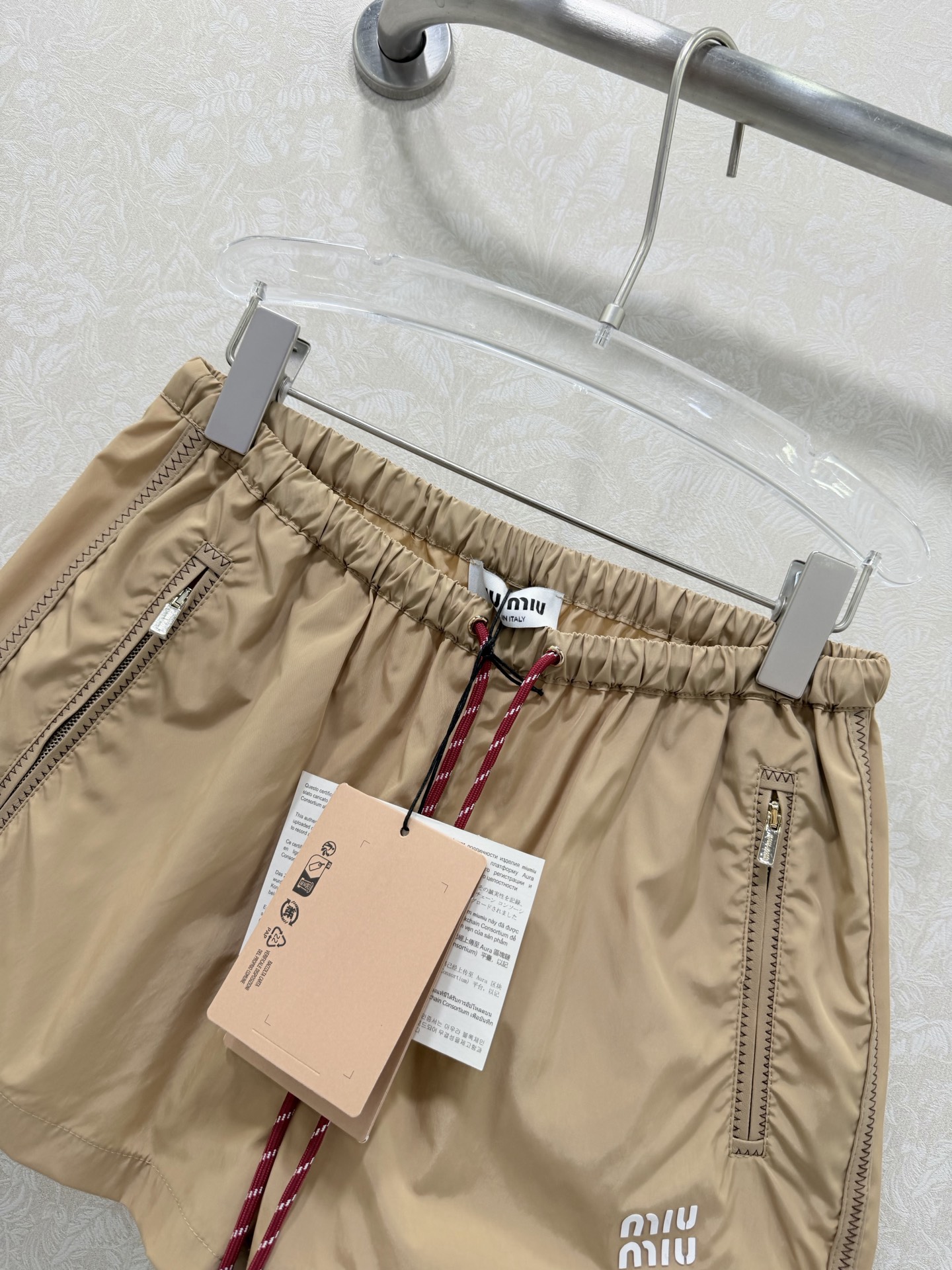 🔥🔥MIUMI*26新款薄款尼龙字母防晒休闲短裤 一系列同步上新 外套➕短裤➕半裙~ 原版定制面料轻盈舒