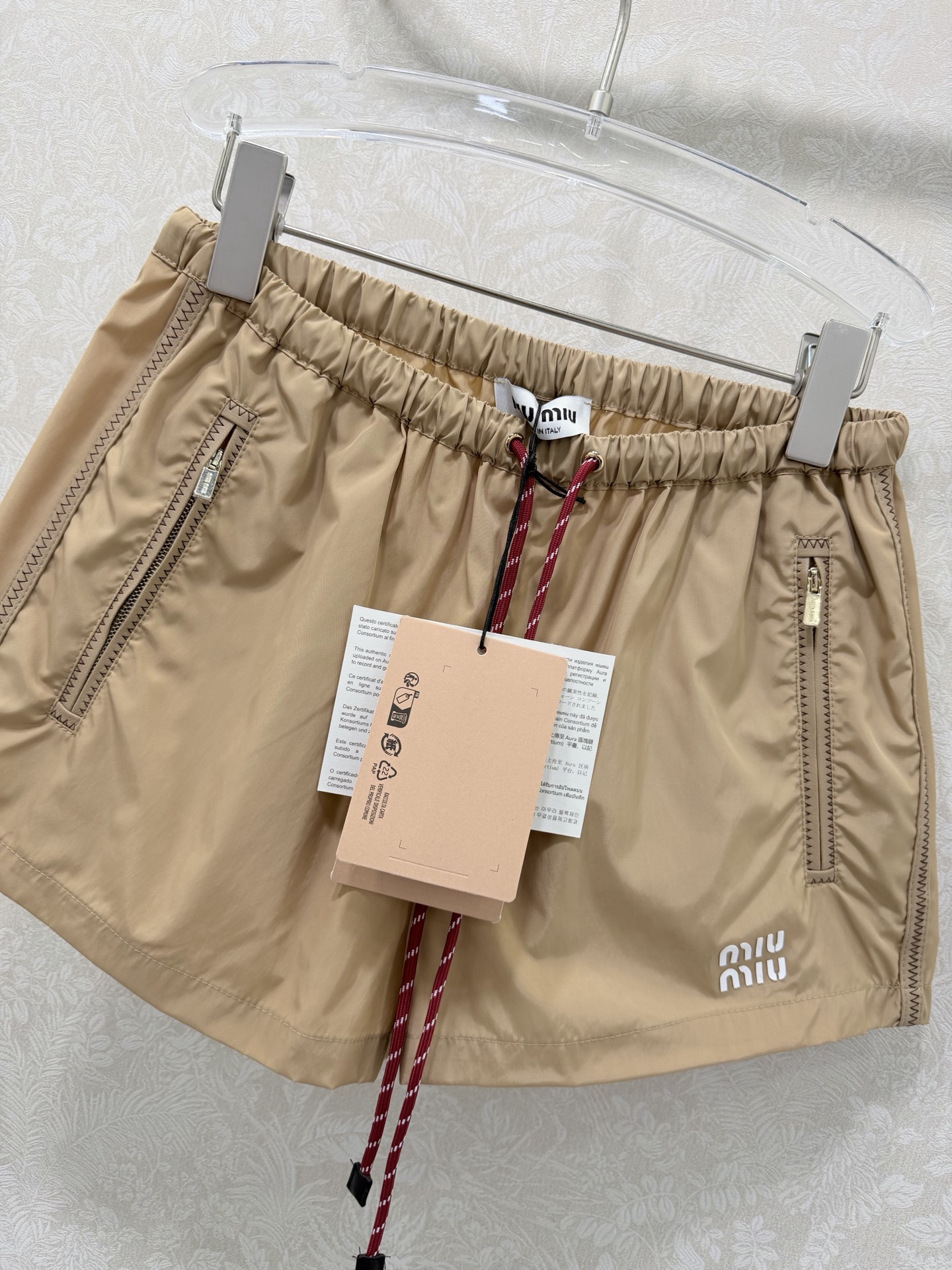 🔥🔥MIUMI*26新款薄款尼龙字母防晒休闲短裤 一系列同步上新 外套➕短裤➕半裙~ 原版定制面料轻盈舒