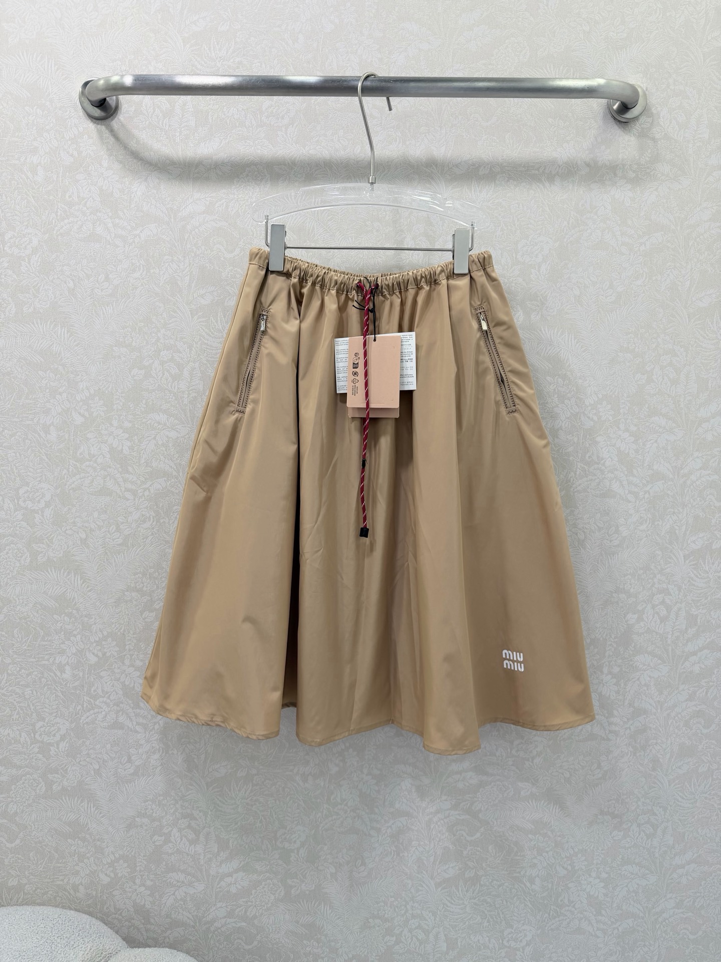 NO:721422,The highest version on the market, the girl inspects the goods, trims the three marks on the threads, and delivers the goods. You can post pictures and take videos. If you want quality and service, add me on WeChat. We will not accept urgent orders. MIUMI*26 new thin nylon lettered sun protection casual umbrella skirt. A series of new coats, shorts and skirts~ The original custom-made fabric is light, comfortable, breathable and has a great texture. The classic hooded and versatile version has an age-reducing girlish style. It is fashionable and handsome with leather-colored webbing, which is sweet and salty!  It’s versatile and doesn’t pick anyone, so don’t miss it if you have a beautiful upper body!  Summer wear is casual and lazy, the retro color design is simple and unique, and it is very wearable!  Super popular style. It goes well with the same long skirt. It is full of girlish feeling. It can be sweet or salty. It can be worn in a complete set to reduce age. Skirt 3 colors and 3 sizes SML, Miumiu-clothing, miumiu, skirts, shorts, jackets & coats, hats,19860909市面最高版本小妹验货、修剪线头上三标、发货可发图及拍视频,要品质要服务的加我微信,不接急单. MIUMI*26新款薄款尼龙字母防晒休闲伞状半裙 一系列同步上新 外套短裤半裙~ 原版定制面料轻盈舒适透气质感超赞 经典连帽百搭版型减龄少女风 搭配皮色织带时髦帅气可甜可盐！百搭不挑人上身美的不要不要的！夏日穿搭随性慵懒感 复古配色设计风格简约独特 实穿性很好！超级爆款 搭配同款长款半裙都ok 元气满满的少女感 可甜可盐 成套出街洋气减龄 半裙 3色3码SML,缪缪-服装,miumiu,skirts,shorts,jackets & coats,hats,,Women's clothing