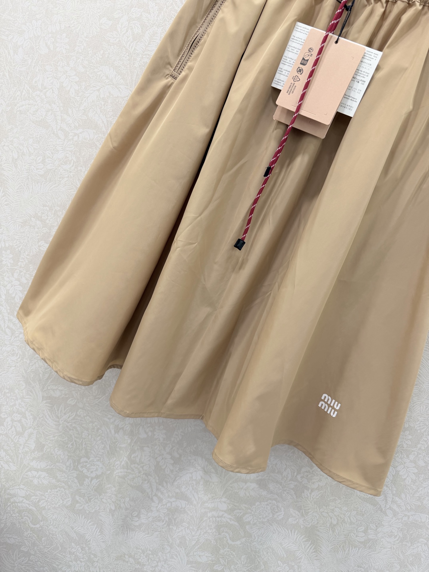 🔥🔥MIUMI*26新款薄款尼龙字母防晒休闲伞状半裙 一系列同步上新 外套➕短裤➕半裙~ 原版定制面料轻