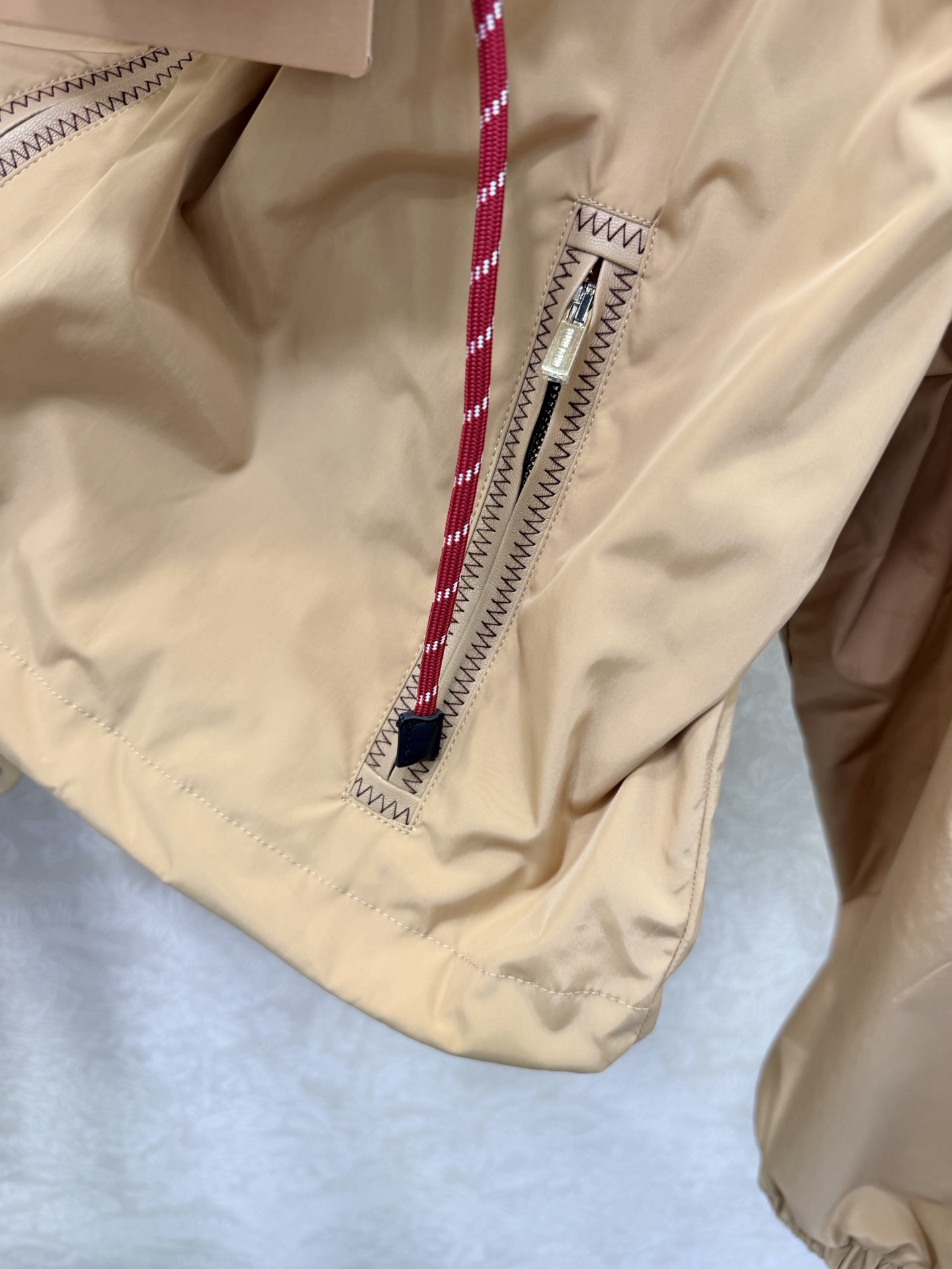 🔥🔥MIUMI*26新款薄款尼龙字母防晒休闲连帽外套 一系列同步上新 外套➕短裤➕半裙~ 原版定制面料轻