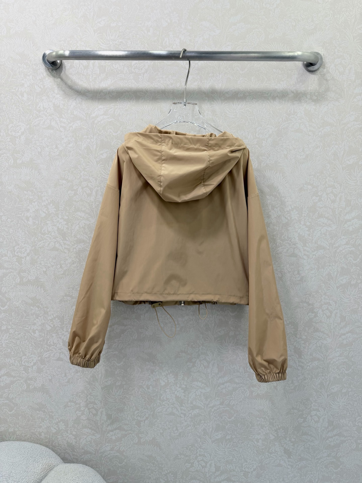 🔥🔥MIUMI*26新款薄款尼龙字母防晒休闲连帽外套 一系列同步上新 外套➕短裤➕半裙~ 原版定制面料轻