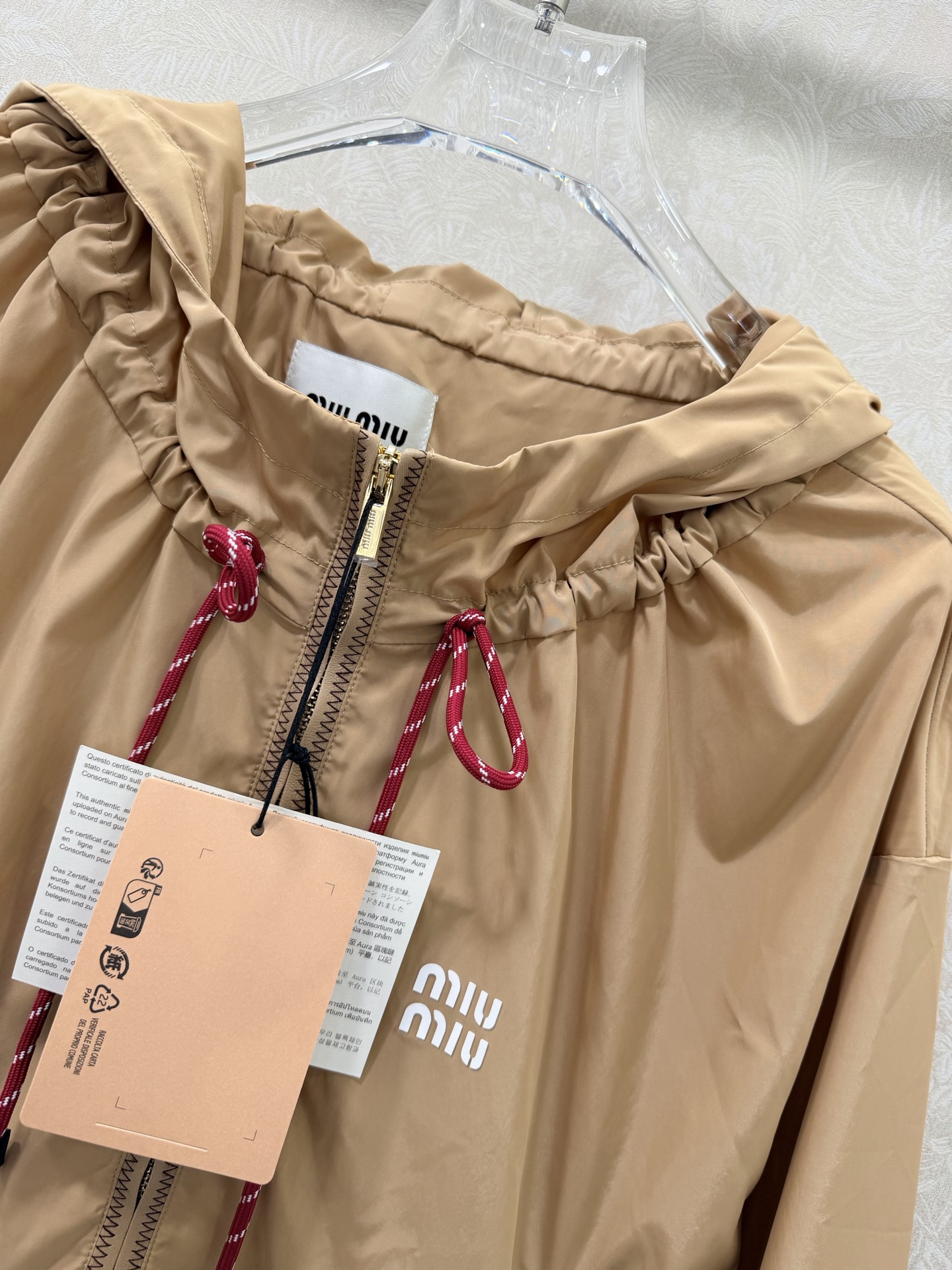 🔥🔥MIUMI*26新款薄款尼龙字母防晒休闲连帽外套 一系列同步上新 外套➕短裤➕半裙~ 原版定制面料轻