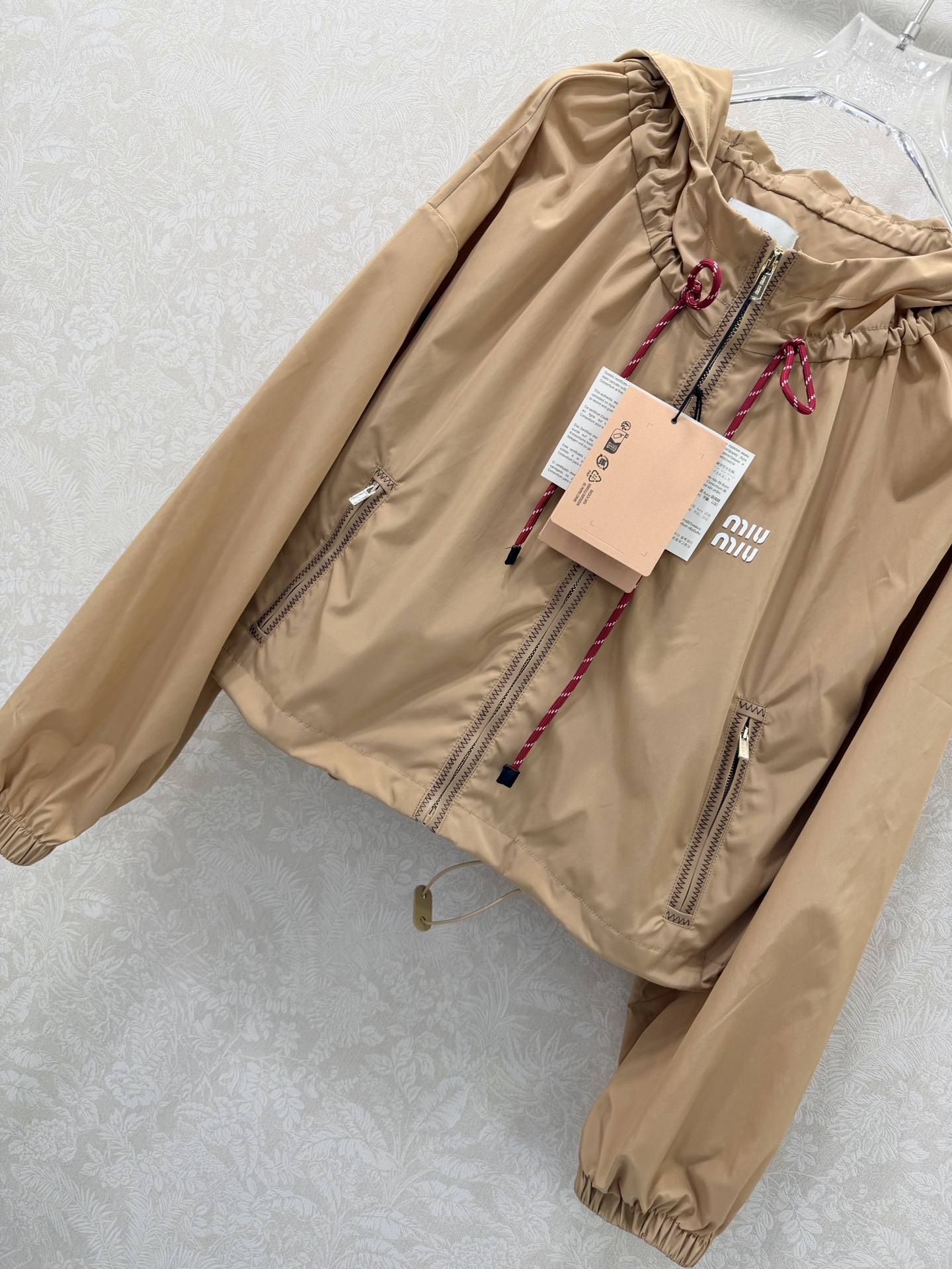 🔥🔥MIUMI*26新款薄款尼龙字母防晒休闲连帽外套 一系列同步上新 外套➕短裤➕半裙~ 原版定制面料轻