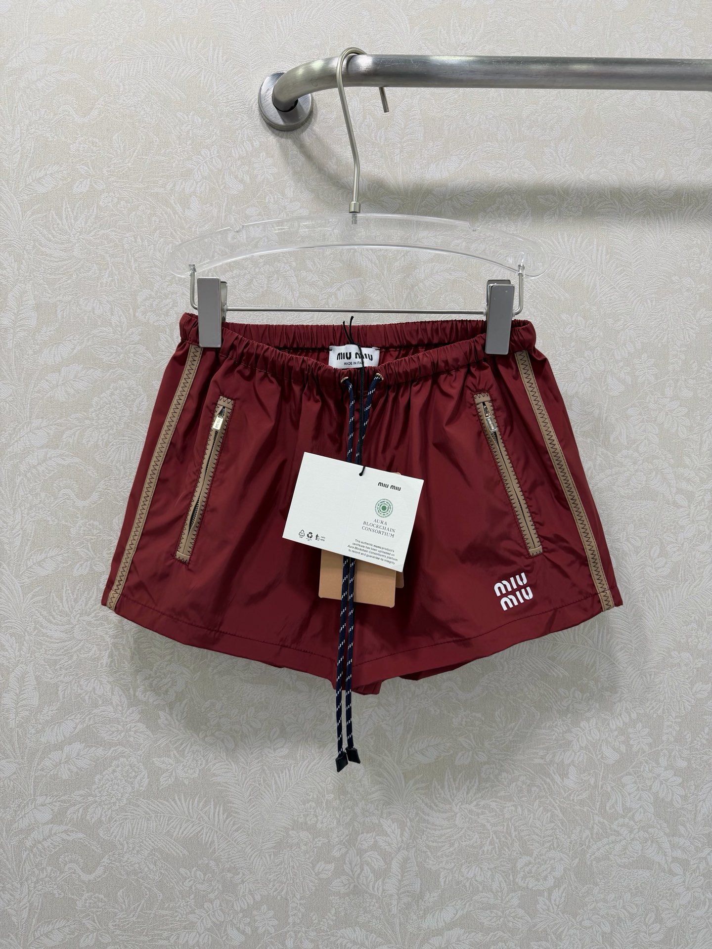 NO:721442,The highest version on the market, the girl inspects the goods, trims the three marks on the threads, and delivers the goods. You can post pictures and take videos. If you want quality and service, please add me on WeChat. We will not accept urgent orders. MIUMI*26 new thin nylon lettered sun protection casual shorts. A series of new coats, shorts and skirts~ The original custom-made fabrics are light, comfortable, breathable and have a great texture. The classic hooded and versatile version has an age-reducing girlish style. It is fashionable and handsome with leather-colored webbing, which is sweet and salty!  It’s versatile and doesn’t pick anyone, so don’t miss it if you have a beautiful upper body!  Summer wear is casual and lazy, the retro color design is simple and unique, and it is very wearable!  Super hot style. It goes well with the same long skirt. It has a girlish look full of vitality. It can be sweet or salty. It is a complete set of fashionable and age-reducing shorts. 3 colors and 3 sizes SML, Miumiu-clothing, miumiu, skirts, shorts, jackets & coats, hats,19860909市面最高版本小妹验货、修剪线头上三标、发货可发图及拍视频,要品质要服务的加我微信,不接急单. MIUMI*26新款薄款尼龙字母防晒休闲短裤 一系列同步上新 外套短裤半裙~ 原版定制面料轻盈舒适透气质感超赞 经典连帽百搭版型减龄少女风 搭配皮色织带时髦帅气可甜可盐！百搭不挑人上身美的不要不要的！夏日穿搭随性慵懒感 复古配色设计风格简约独特 实穿性很好！超级爆款 搭配同款长款半裙都ok 元气满满的少女感 可甜可盐 成套出街洋气减龄 短裤 3色3码SML,缪缪-服装,miumiu,skirts,shorts,jackets & coats,hats,,Women's clothing