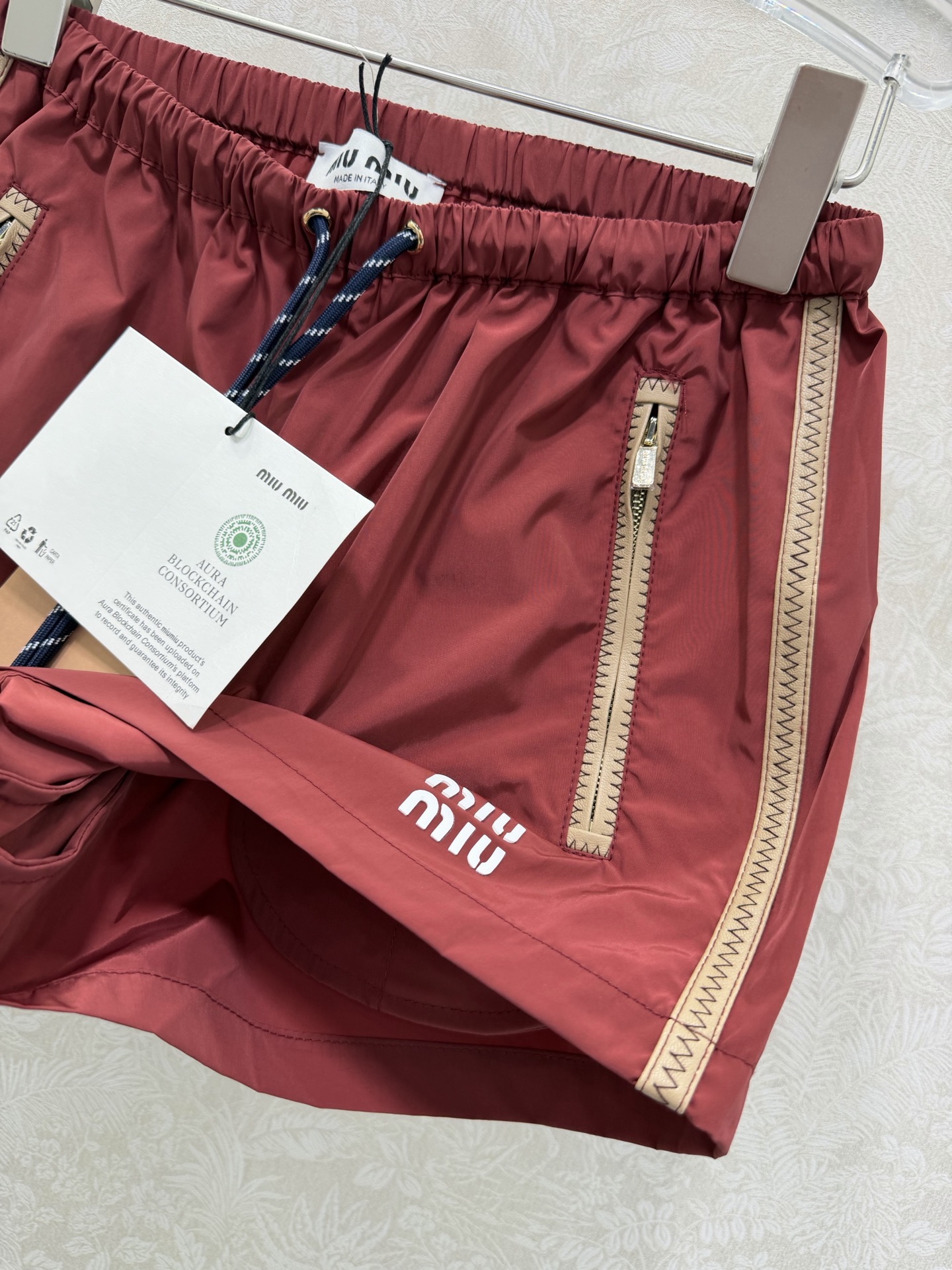 🔥🔥MIUMI*26新款薄款尼龙字母防晒休闲短裤 一系列同步上新 外套➕短裤➕半裙~ 原版定制面料轻盈舒