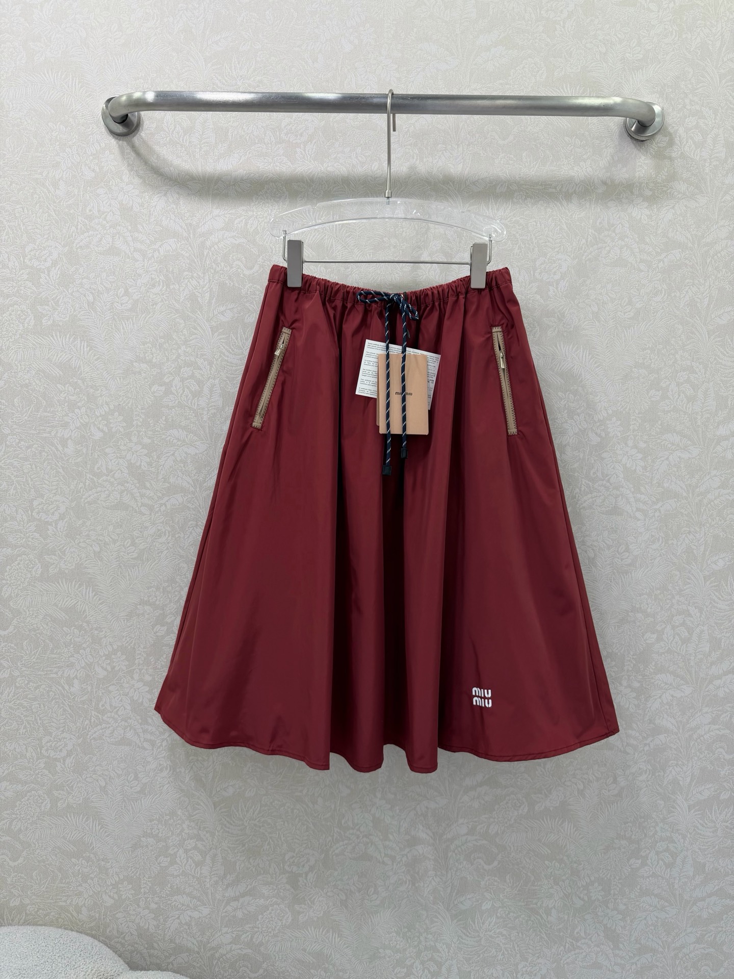 NO:721446,The highest version on the market, the girl inspects the goods, trims the three marks on the threads, and delivers the goods. You can post pictures and take videos. If you want quality and service, add me on WeChat. We will not accept urgent orders. MIUMI*26 new thin nylon lettered sun protection casual umbrella skirt. A series of new coats, shorts and skirts~ The original custom-made fabric is light, comfortable, breathable and has a great texture. The classic hooded and versatile version has an age-reducing girlish style. It is fashionable and handsome with leather-colored webbing, which is sweet and salty!  It’s versatile and doesn’t pick anyone, so don’t miss it if you have a beautiful upper body!  Summer wear is casual and lazy, the retro color design is simple and unique, and it is very wearable!  Super popular style. It goes well with the same long skirt. It is full of girlish feeling. It can be sweet or salty. It can be worn in a complete set to reduce age. Skirt 3 colors and 3 sizes SML, Miumiu-clothing, miumiu, skirts, shorts, jackets & coats, hats,19860909市面最高版本小妹验货、修剪线头上三标、发货可发图及拍视频,要品质要服务的加我微信,不接急单. MIUMI*26新款薄款尼龙字母防晒休闲伞状半裙 一系列同步上新 外套短裤半裙~ 原版定制面料轻盈舒适透气质感超赞 经典连帽百搭版型减龄少女风 搭配皮色织带时髦帅气可甜可盐！百搭不挑人上身美的不要不要的！夏日穿搭随性慵懒感 复古配色设计风格简约独特 实穿性很好！超级爆款 搭配同款长款半裙都ok 元气满满的少女感 可甜可盐 成套出街洋气减龄 半裙 3色3码SML,缪缪-服装,miumiu,skirts,shorts,jackets & coats,hats,,Women's clothing