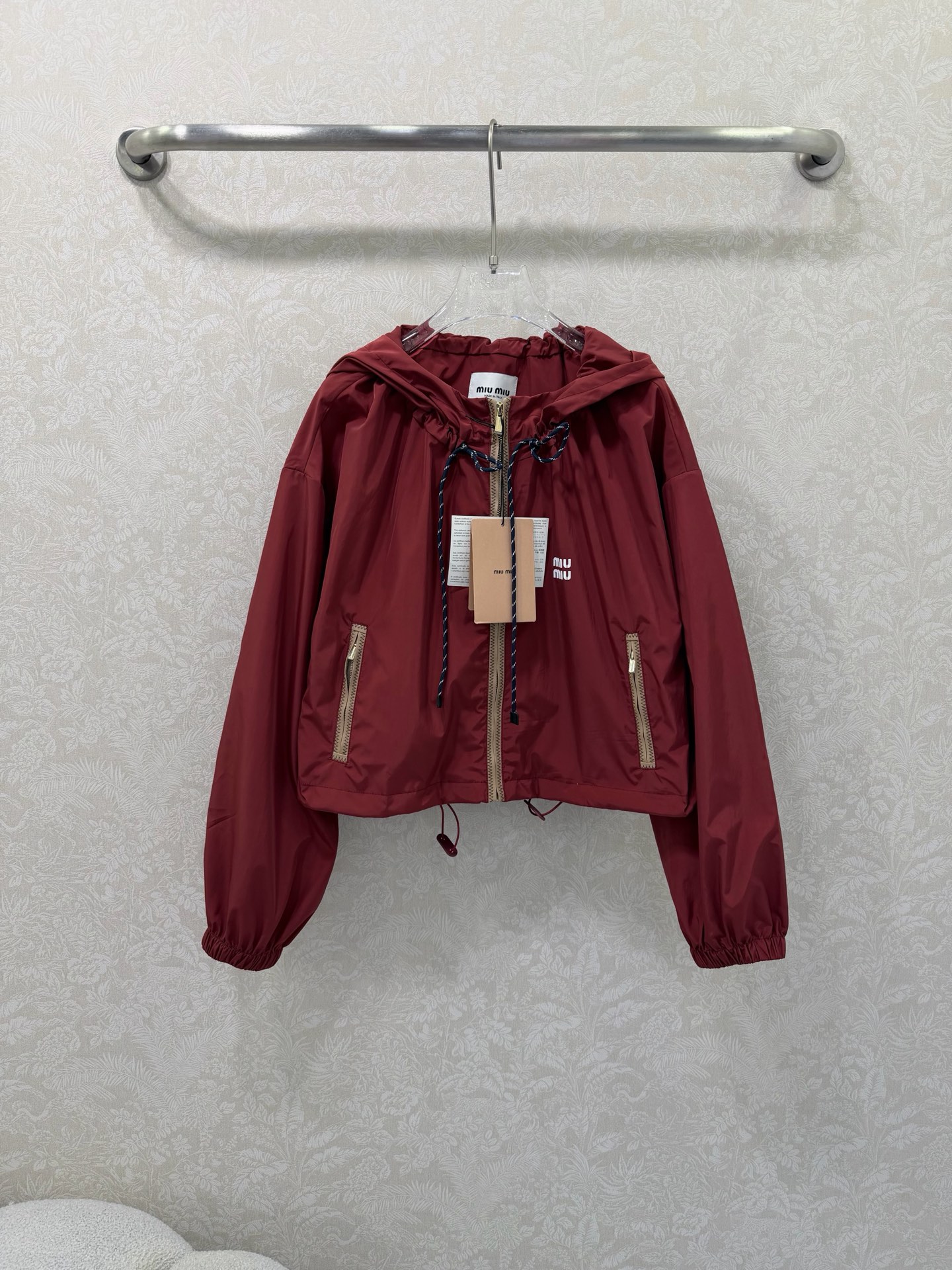 NO:721408,The highest version on the market, the girl inspects the goods, trims the three marks on the threads, and delivers the goods. You can post pictures and take videos. If you want quality and service, add me on WeChat. We will not accept urgent orders. MIUMI*26 new thin nylon lettered sun protection casual hooded jacket. A series of new coats, shorts and skirts~ The original customized fabric is light, comfortable, breathable and has a great texture. The classic hooded versatile version has an age-reducing girlish style. It is fashionable and handsome with leather-colored webbing, which is sweet and salty!  It’s versatile and doesn’t pick anyone, so don’t miss it if you have a beautiful upper body!  Summer wear is casual and lazy, the retro color design is simple and unique, and it is very wearable!  Super hot style. It goes well with the long skirt of the same style. It is full of girlish feeling. It can be sweet or salty. It is a complete set of fashionable and age-reducing jackets. 3 colors and 3 sizes SML, Miumiu-clothing, miumiu, skirts, shorts, jackets & coats, hats,19860909市面最高版本小妹验货、修剪线头上三标、发货可发图及拍视频,要品质要服务的加我微信,不接急单. MIUMI*26新款薄款尼龙字母防晒休闲连帽外套 一系列同步上新 外套短裤半裙~ 原版定制面料轻盈舒适透气质感超赞 经典连帽百搭版型减龄少女风 搭配皮色织带时髦帅气可甜可盐！百搭不挑人上身美的不要不要的！夏日穿搭随性慵懒感 复古配色设计风格简约独特 实穿性很好！超级爆款 搭配同款长款半裙都ok 元气满满的少女感 可甜可盐 成套出街洋气减龄 外套 3色3码SML,缪缪-服装,miumiu,skirts,shorts,jackets & coats,hats,,Women's clothing