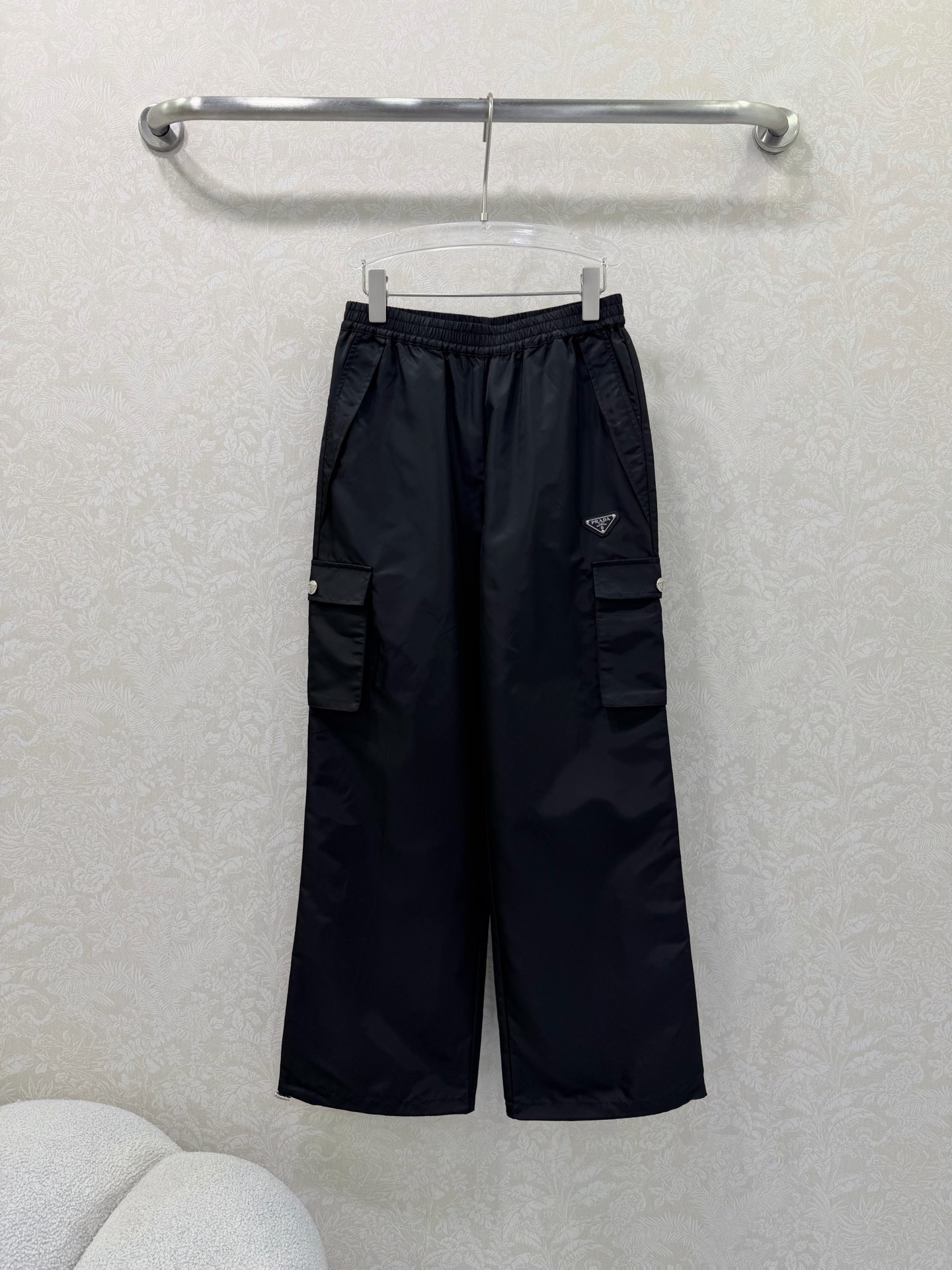 NO:721429,The highest version on the market, the girl inspects the goods, trims the three marks on the threads, and delivers the goods. You can send pictures and videos. If you want quality and service, please add me on WeChat. We will not accept urgent orders. prad*26 new thin nylon sun protection casual wide-leg trousers. A series of new ones are released at the same time. Jackets and trousers are sold separately. The original custom-made fabrics are light, comfortable, breathable and have a great texture. The classic workwear and versatile version has an age-reducing girlish style. The trousers can be drawn with drawstrings to turn into leggings. One garment for multiple wear. Matched with classic triangle logo decoration.  Stylish, handsome, sweet and salty!  It’s versatile and doesn’t pick anyone, so don’t miss it if you have a beautiful upper body!  Summer outfits are casual and lazy, and very wearable!  Super hot style, sweet or salty, complete set of fashionable and age-reducing pants, 2 colors and 3 sizes SML, Prada-clothing, prada, prada, jackets & coats,19860909市面最高版本小妹验货、修剪线头上三标、发货可发图及拍视频,要品质要服务的加我微信,不接急单. prad*26新款薄款尼龙防晒休闲阔腿长裤 一系列同步上新 外套长裤 分开出售 原版定制面料轻盈舒适透气质感超赞 经典工装百搭版型减龄少女风 裤脚可抽绳变束脚裤 一衣多穿 搭配经典三角标装饰 时髦帅气可甜可盐！百搭不挑人上身美的不要不要的！夏日穿搭随性慵懒感 实穿性很好！超级爆款 可甜可盐 成套出街洋气减龄 裤子 2色3码SML,普拉达-服装,prada,prada,jackets & coats,,Women's clothing