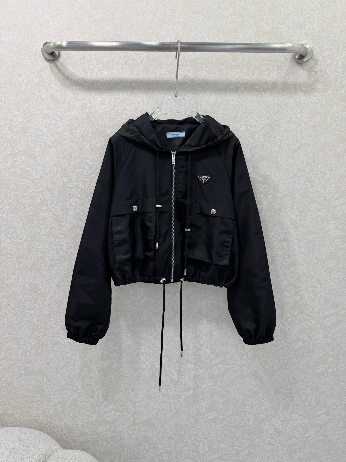 NO:721433,prad*26 new thin nylon sun protection casual hooded jacket. A series of new jackets and trousers are sold separately. The original customized fabric is light, comfortable, breathable and has a great texture. The classic hooded workwear is versatile and has an age-reducing girlish style. It is decorated with classic triangle logo. Fashionable and handsome, sweet and salty!  It’s versatile and doesn’t pick anyone, so don’t miss it if you have a beautiful upper body!  Summer outfits are casual and lazy, and very wearable!  Super popular style, it can be sweet or salty, and it can be worn in a complete set to look stylish and age-reducing. Jacket, 2 colors and 3 sizes, SML, Prada-clothing, prada, prada, jackets & coats, hats,19860909prad*26新款薄款尼龙防晒休闲连帽外套 一系列同步上新 外套长裤 分开出售 原版定制面料轻盈舒适透气质感超赞 经典连帽工装百搭版型减龄少女风 搭配经典三角标装饰 时髦帅气可甜可盐！百搭不挑人上身美的不要不要的！夏日穿搭随性慵懒感 实穿性很好！超级爆款 可甜可盐 成套出街洋气减龄 外套 2色3码SML,普拉达-服装,prada,prada,jackets & coats,hats,,Women's clothing