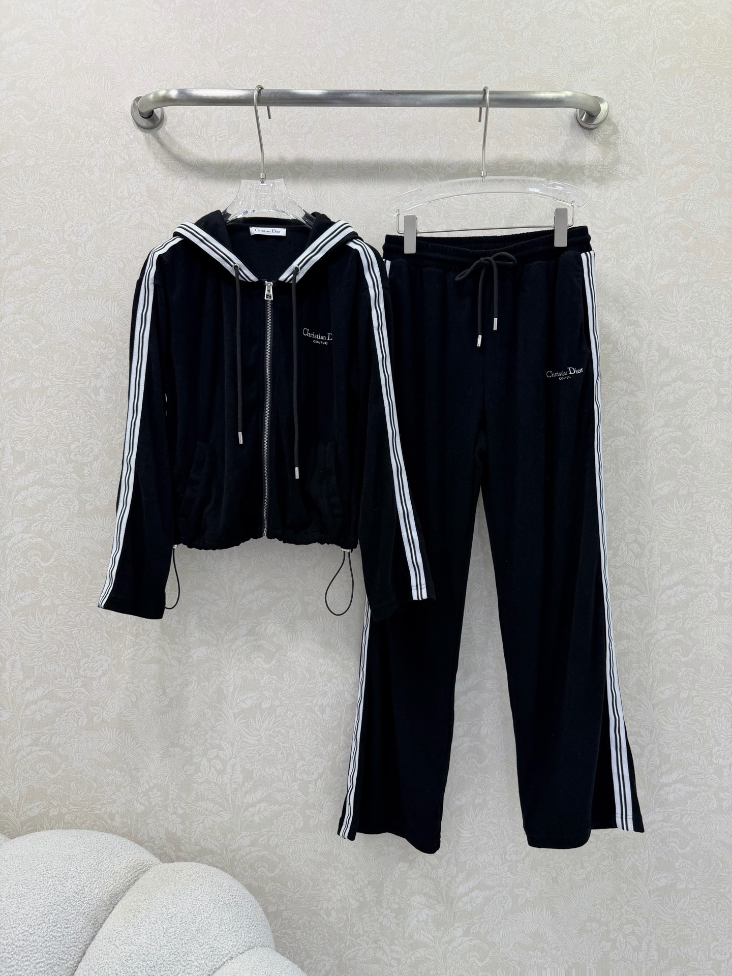 NO:721397,The highest version on the market, the girl inspects the goods, trims the three marks on the threads, and delivers the goods. You can send pictures and take videos. If you want quality and service, add me on WeChat. We will not accept urgent orders. DIO*26 new towel fabric suit. A combination of hooded zipper jacket, drawstring waist and wide-leg trousers. The sides of the jacket and pants are decorated with striped webbing. Online brushed towel fabric with texture and texture, full of thermal insulation performance. Customized hardware. The jackets and pants are all decorated with logo embroidery. The simple lines and outlines are very sporty.  A must-have for lazy people. Get a sweet, cool and rebellious girly feel in seconds. Suitable for both daily leisure and commuting. Specially customized fabrics and trousers directly bring out the casual and sports atmosphere. High-end versions, look for quality. Sold as a set. 2 colors and 3 sizes SML, Dior-clothing, dior, dior, jackets & coats, hats,19860909市面最高版本小妹验货、修剪线头上三标、发货可发图及拍视频,要品质要服务的加我微信,不接急单. DIO*26新款毛巾面料套装 连帽拉链外套腰抽绳阔腿长裤的组合 外套裤子侧边均已条纹织带装饰 手感质感的在线的磨毛毛巾面料 保暖性能满满 定制五金 外套裤子均以logo刺绣装饰 简约的线条轮廓很有运动感 懒人必备 起来秒get甜酷叛逆的少女感 不管是日常休闲还是通勤都能兼具 特殊定制面料 裤子直接把休闲运动氛围拉满高版本认准品质 整套出售 2色3码SML,迪奥-服装,dior,dior,jackets & coats,hats,,Women's clothing