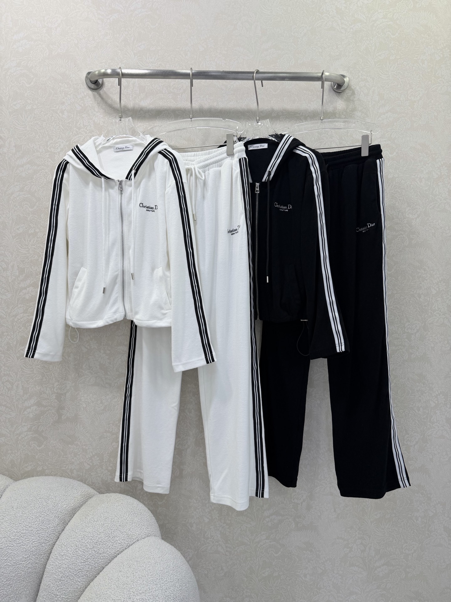 🔥🔥DIO*26新款毛巾面料套装 连帽拉链外套➕腰抽绳阔腿长裤的组合 外套裤子侧边均已条纹织带装饰 手感