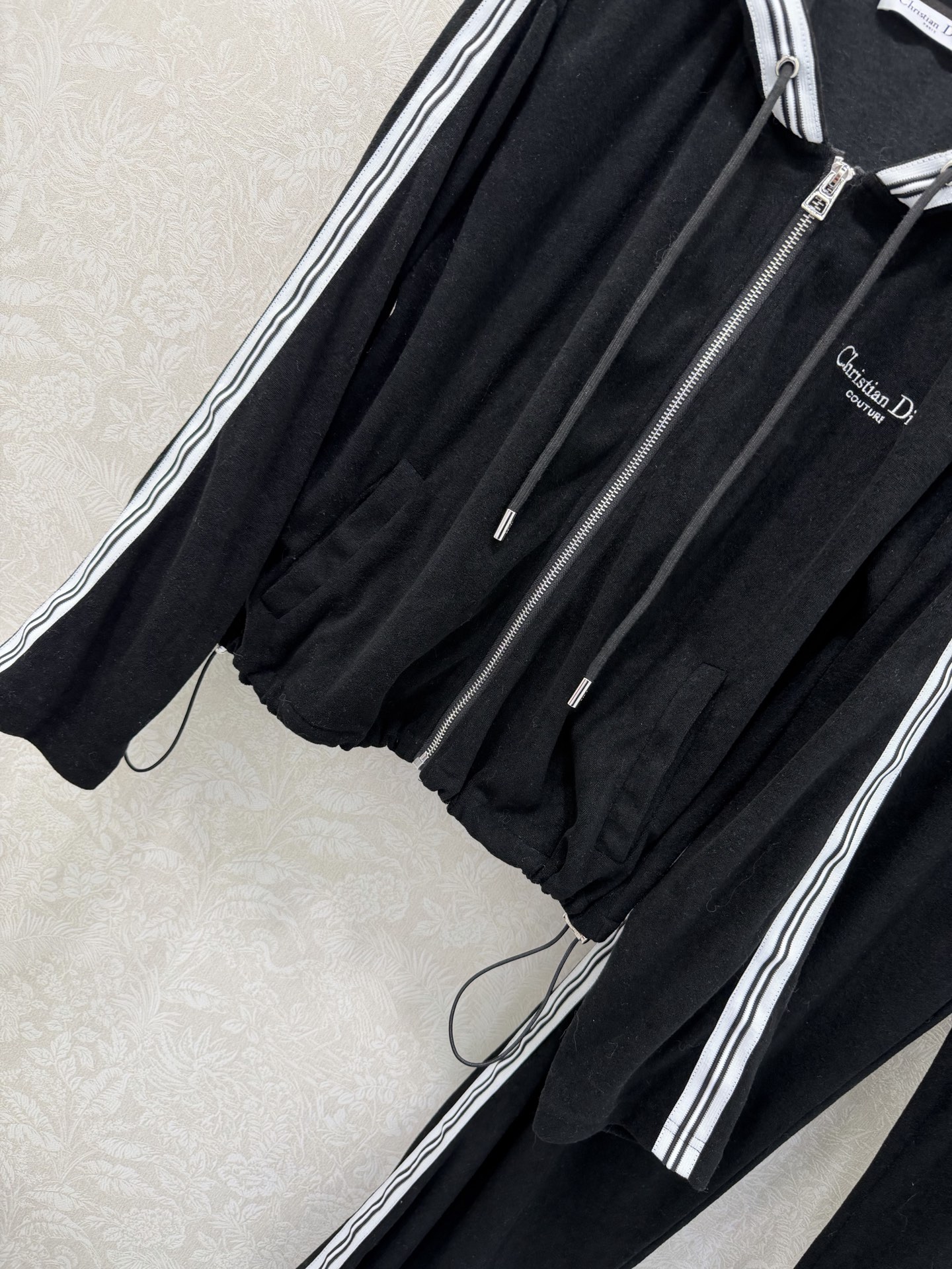 🔥🔥DIO*26新款毛巾面料套装 连帽拉链外套➕腰抽绳阔腿长裤的组合 外套裤子侧边均已条纹织带装饰 手感