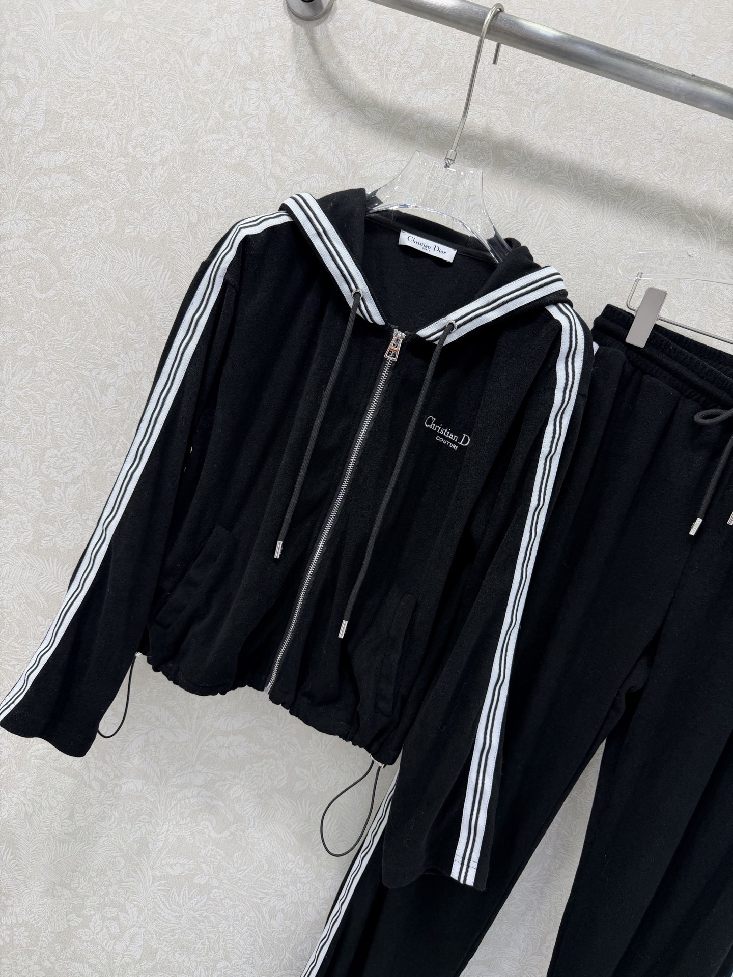 🔥🔥DIO*26新款毛巾面料套装 连帽拉链外套➕腰抽绳阔腿长裤的组合 外套裤子侧边均已条纹织带装饰 手感