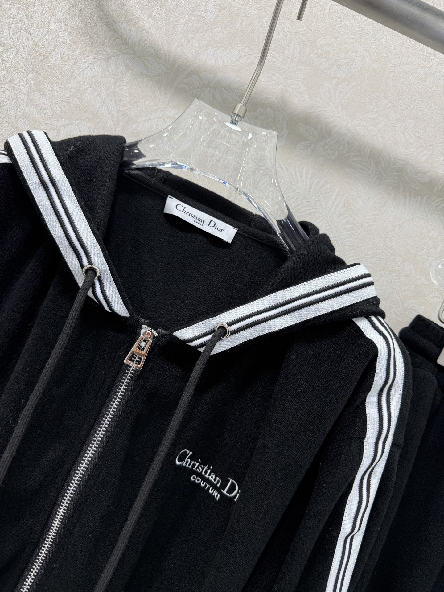 🔥🔥DIO*26新款毛巾面料套装 连帽拉链外套➕腰抽绳阔腿长裤的组合 外套裤子侧边均已条纹织带装饰 手感