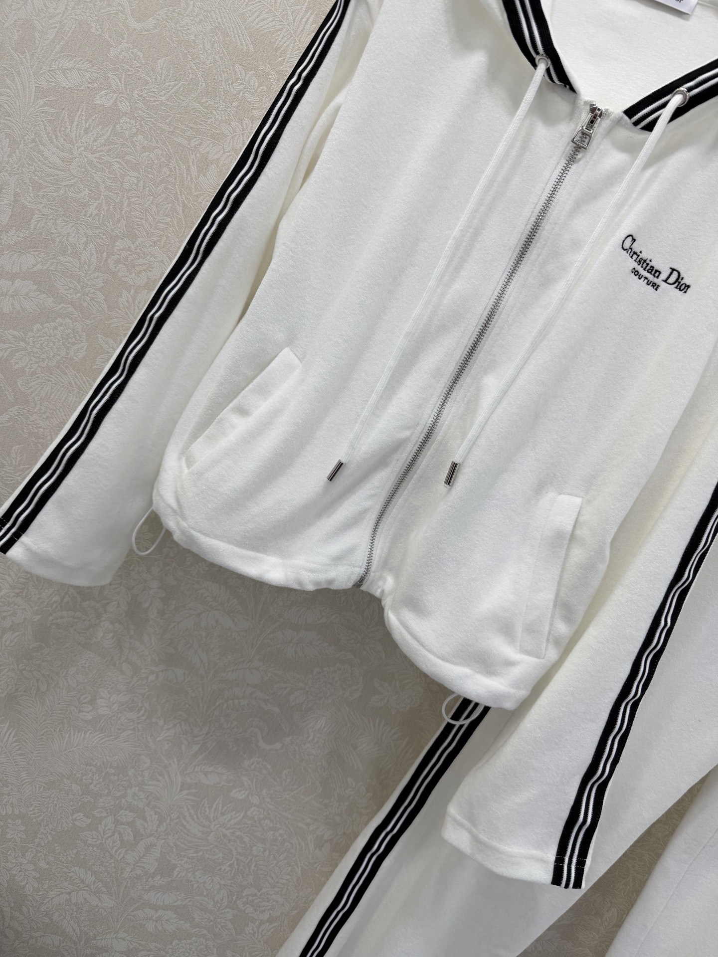 🔥🔥DIO*26新款毛巾面料套装 连帽拉链外套➕腰抽绳阔腿长裤的组合 外套裤子侧边均已条纹织带装饰 手感